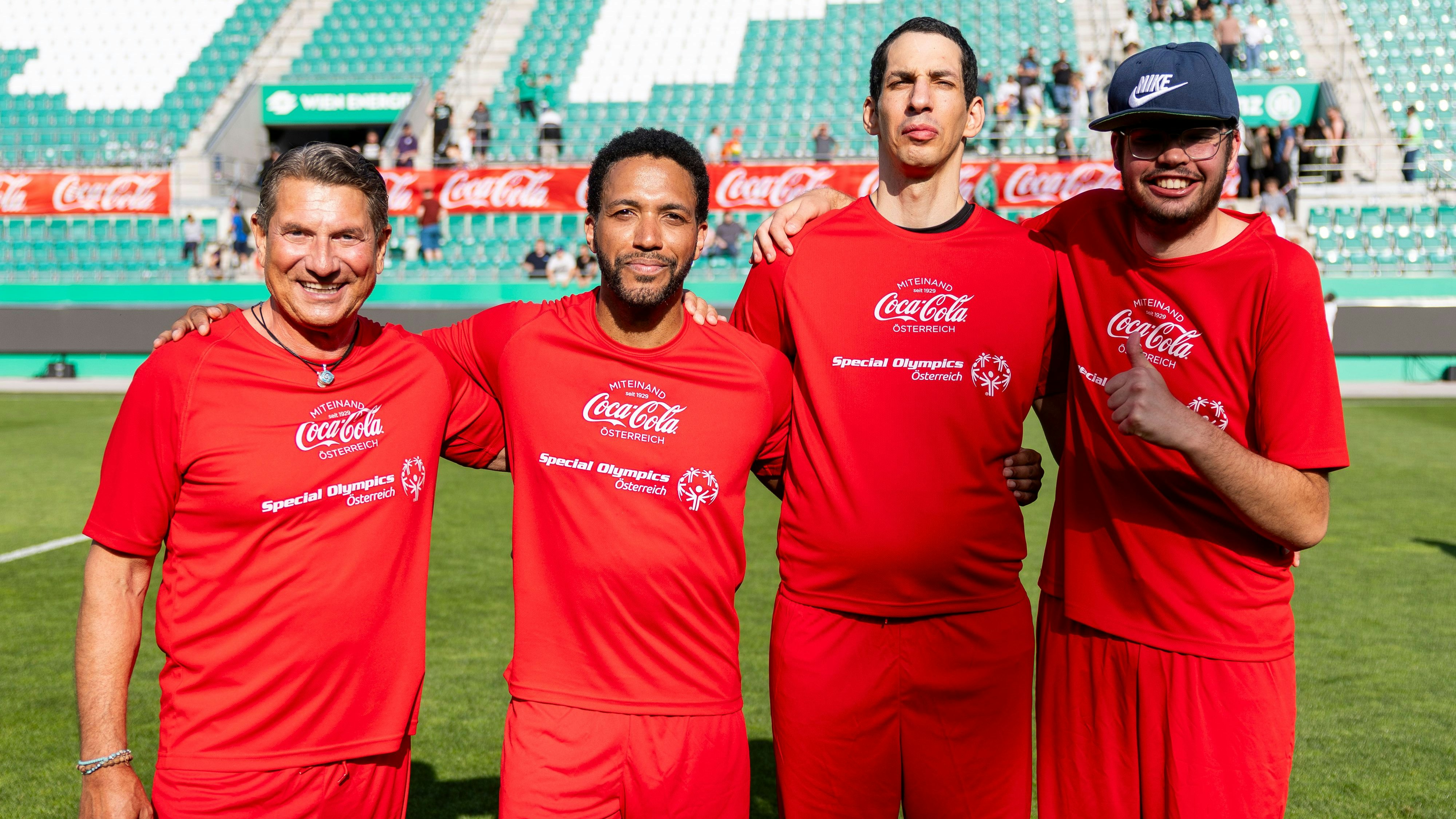 Fifi Pissecker und Cesár Sampson mit zwei Spielern von Team Rot nach dem Spiel.