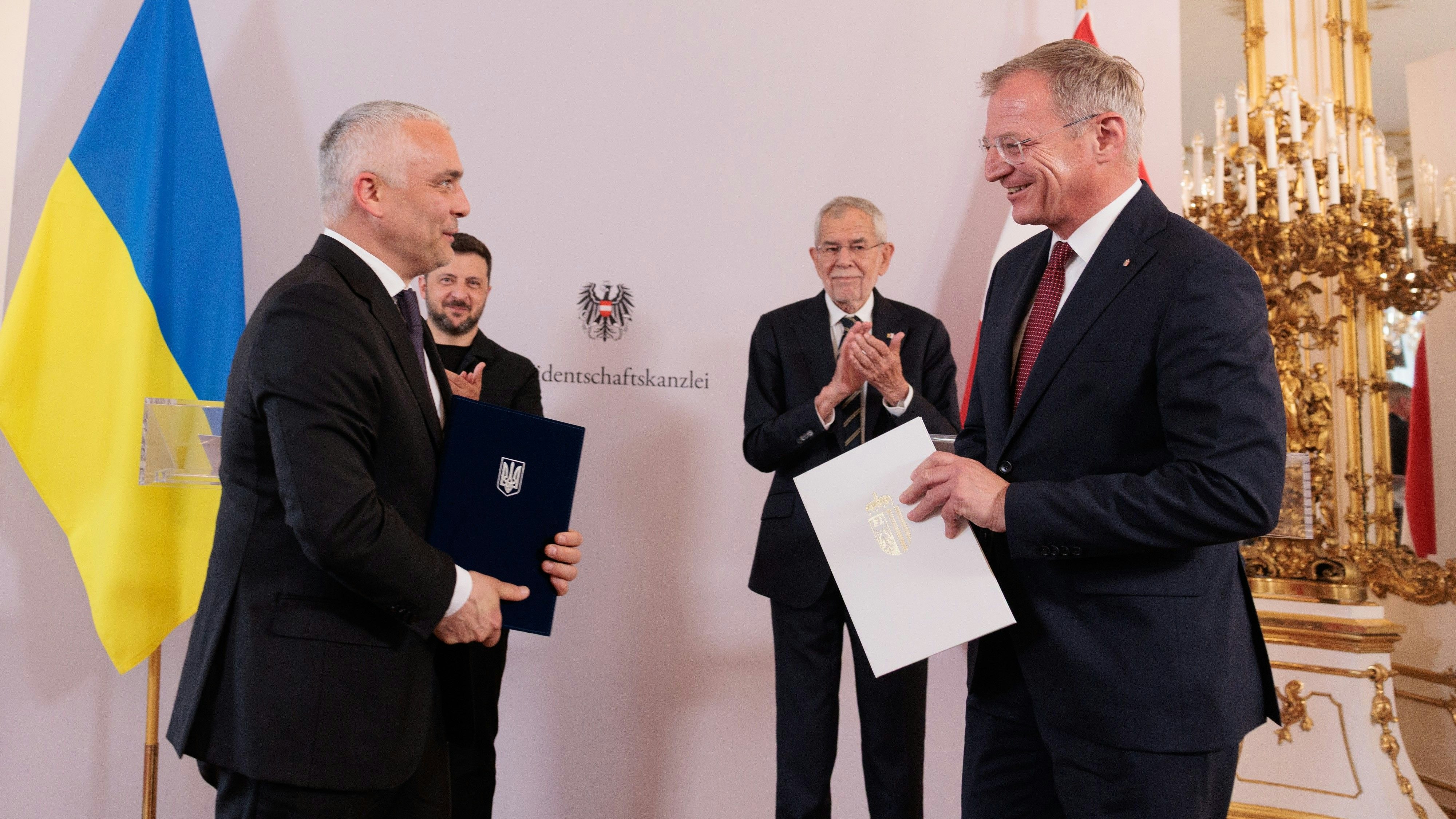 Gouverneuer Kiper und LH Stelzer nach Unterzeichnung des Abkommens.