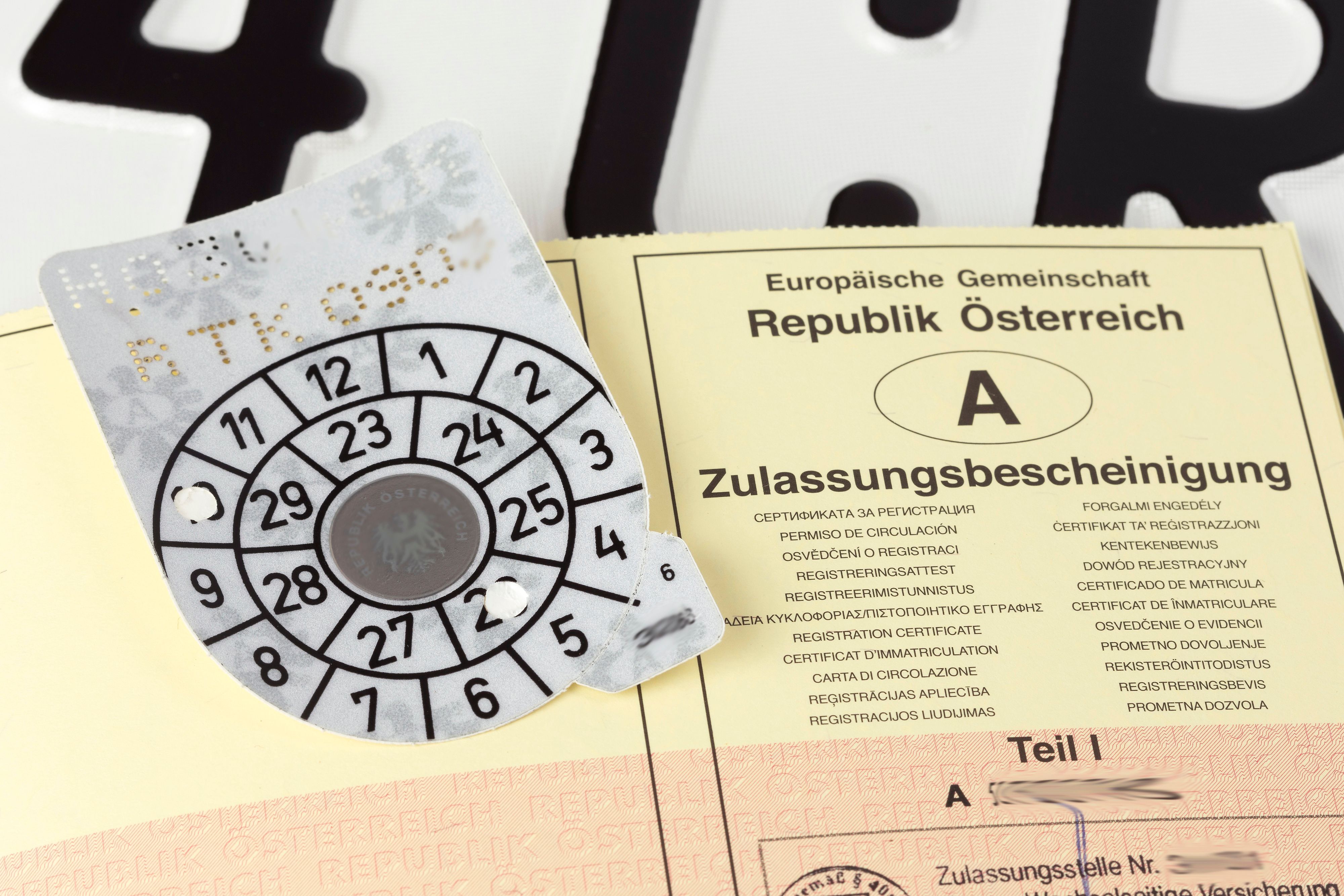 Die KFZ-Begutachtungsplakette geht inzwischen ordentlich ins Geld.