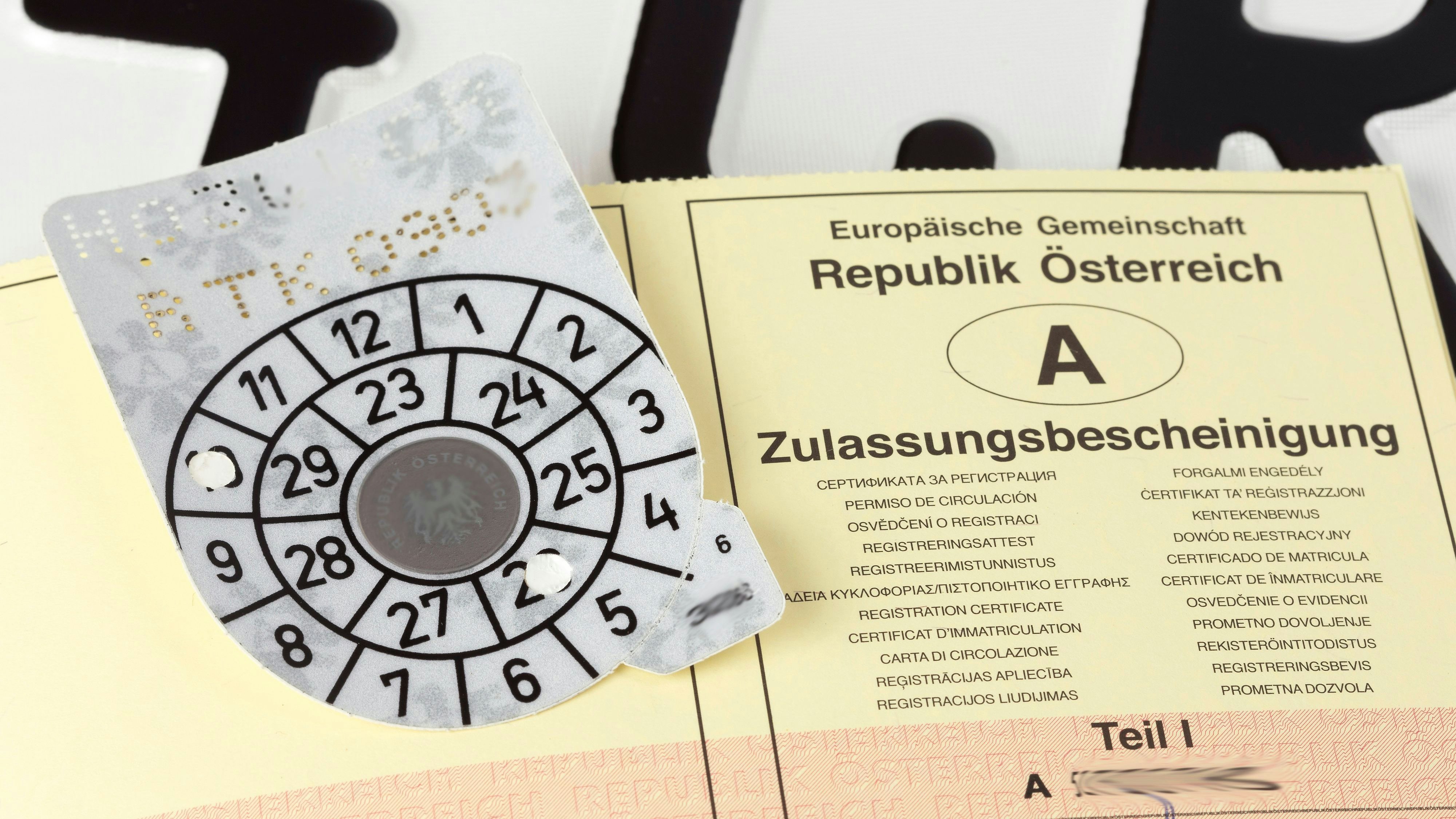 Die KFZ-Begutachtungsplakette geht inzwischen ordentlich ins Geld.