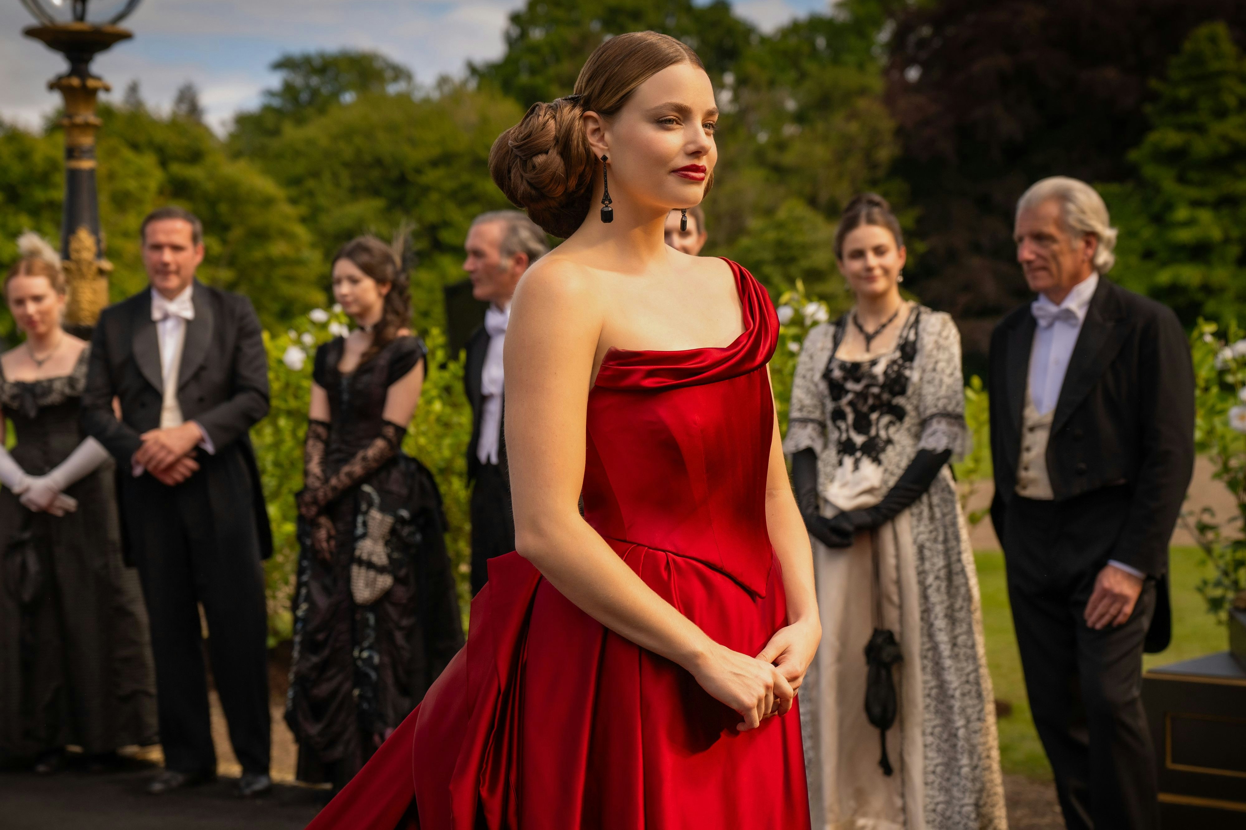 Ein rotes Abendkleid am Black and White-Ball?! It's shocking, isn't it?