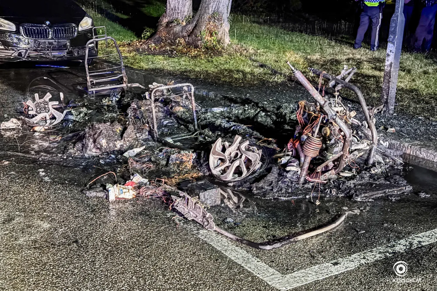 Von dem Auto blieb nach dem Brand nur das Skelett über.