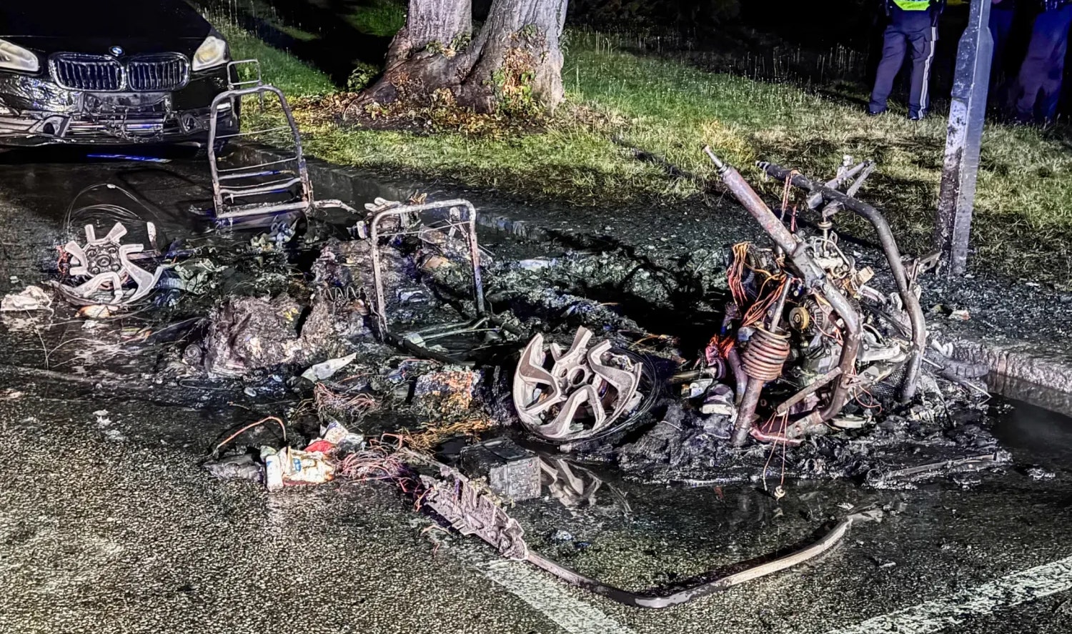 Heute.at - Schock für Lenkerin – Auto brennt in City völlig aus