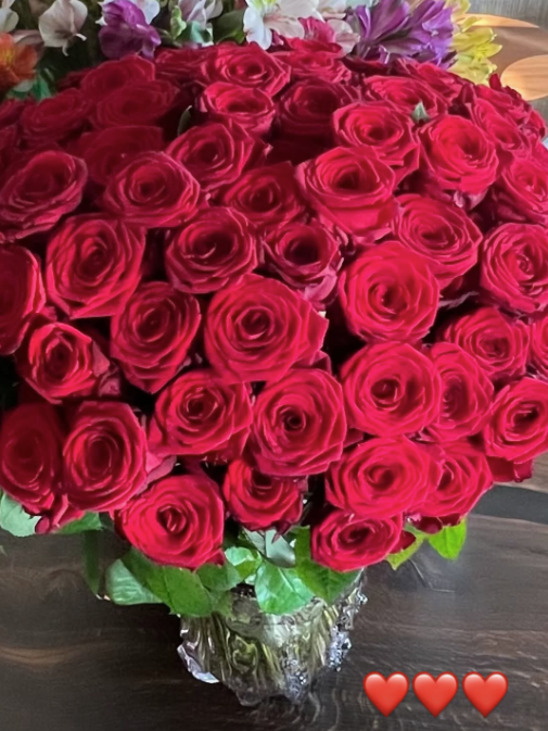 Rote Rosen von Mark Mateschitz für seine Victoria