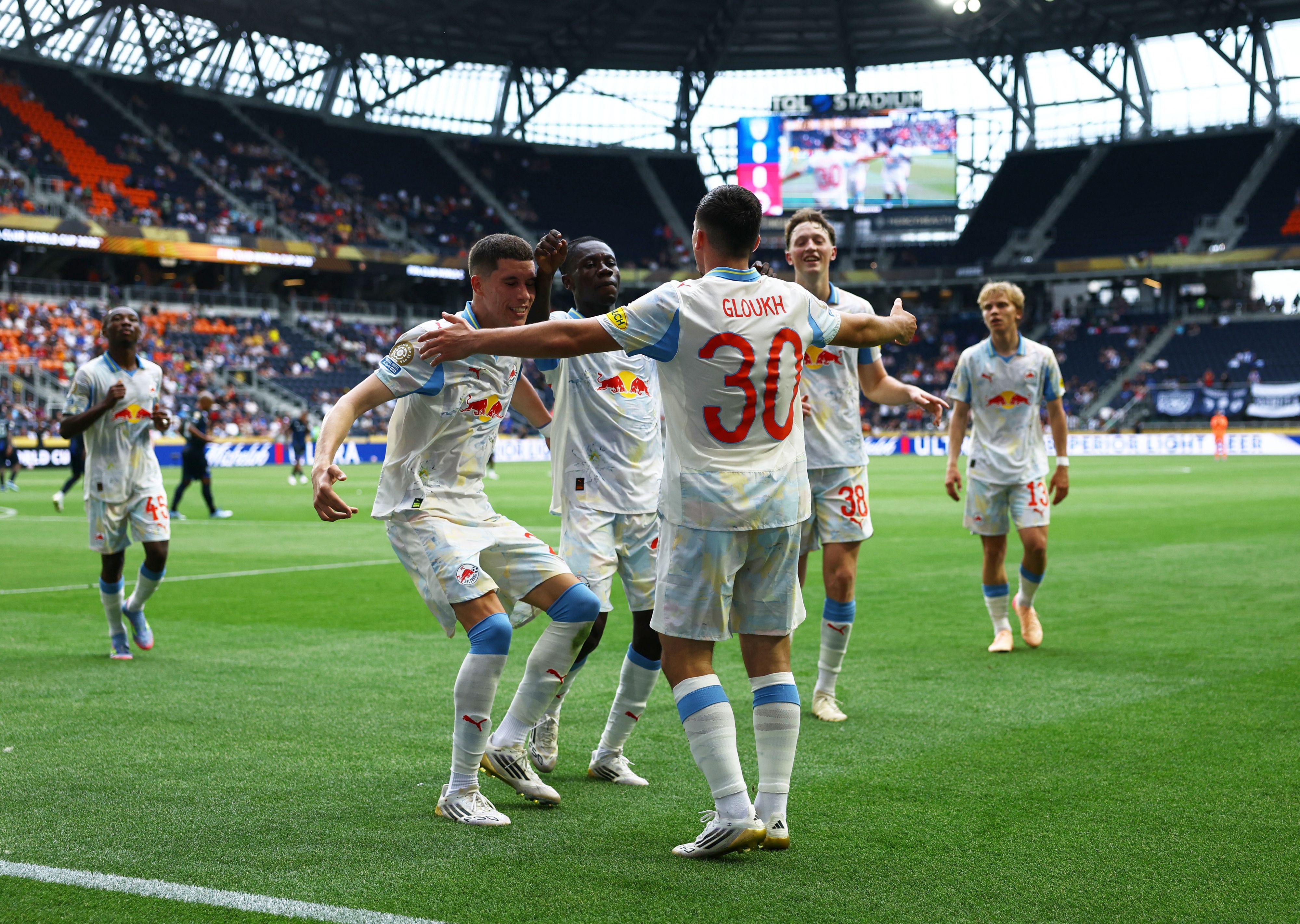Red Bull Salzburg bejubelt den 2:1-Sieg bei der Klub-WM in Mexiko. 