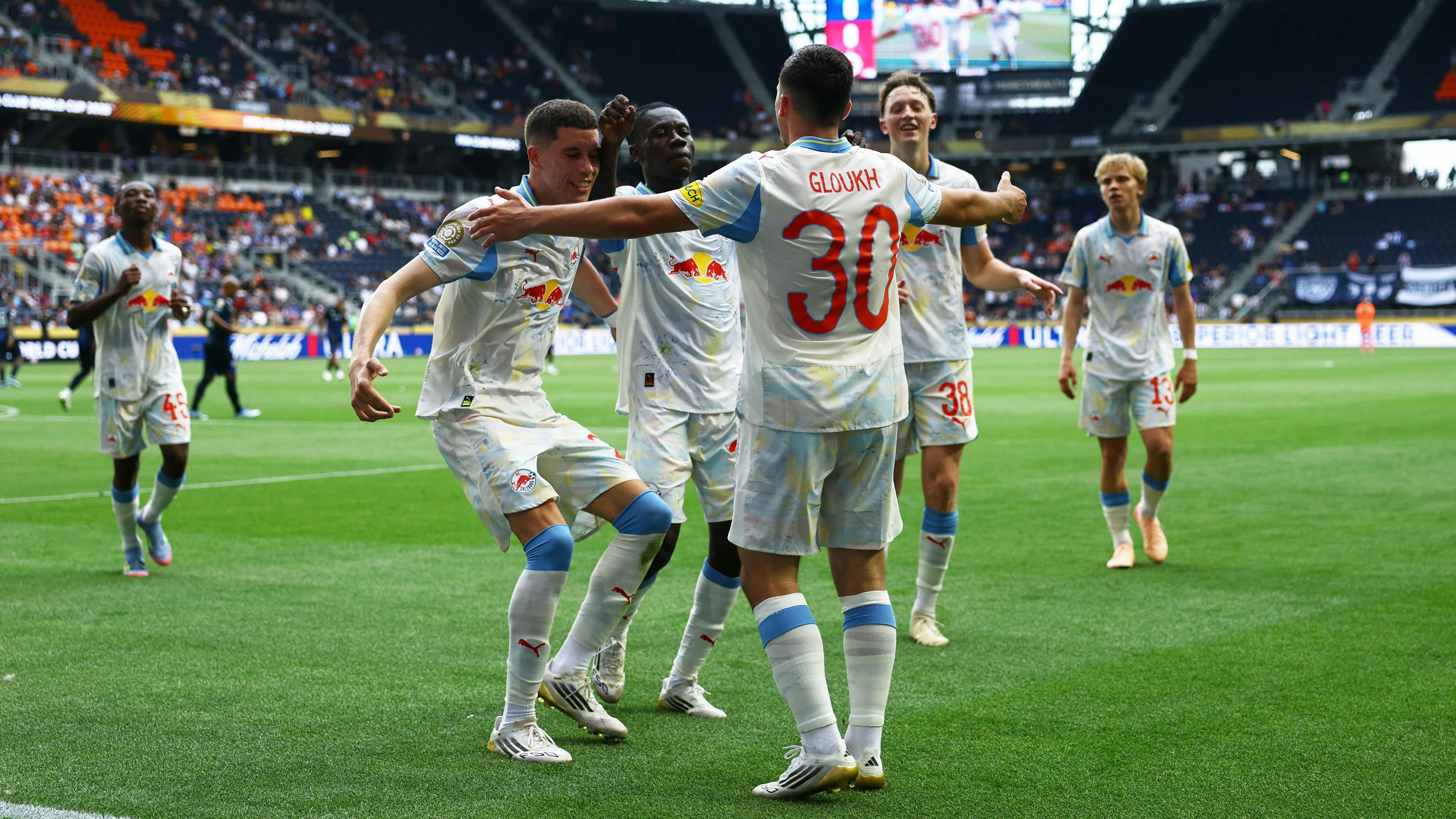 Red Bull Salzburg bejubelt den 2:1-Sieg bei der Klub-WM in Mexiko. 