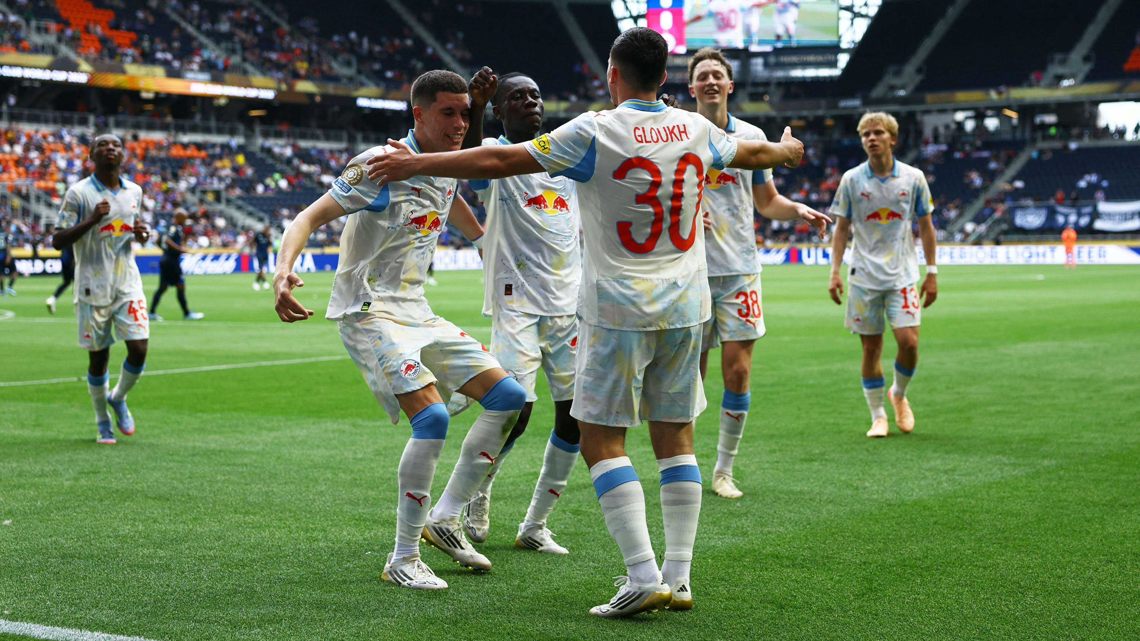 Lange Unterbrechung, dann feiert Salzburg 2:1-Sieg