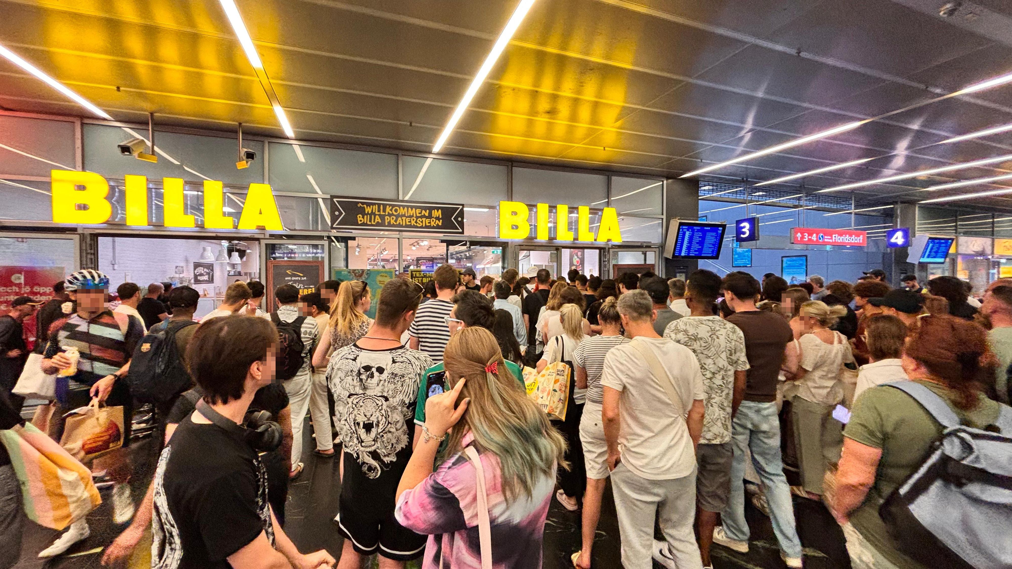 Gewohnter Anblick an Feiertagen: der Kundenansturm auf die Billa-Filiale am Praterstern.