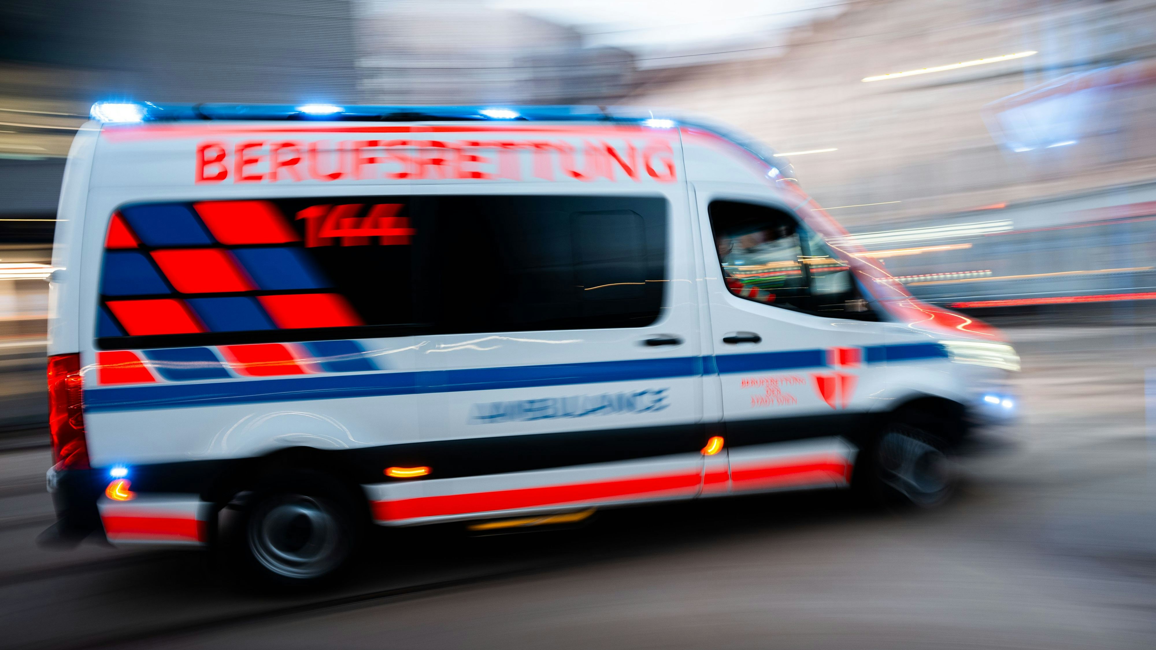 Heute.at - Crash bei Rotlicht – Frau lebensgefährlich verletzt