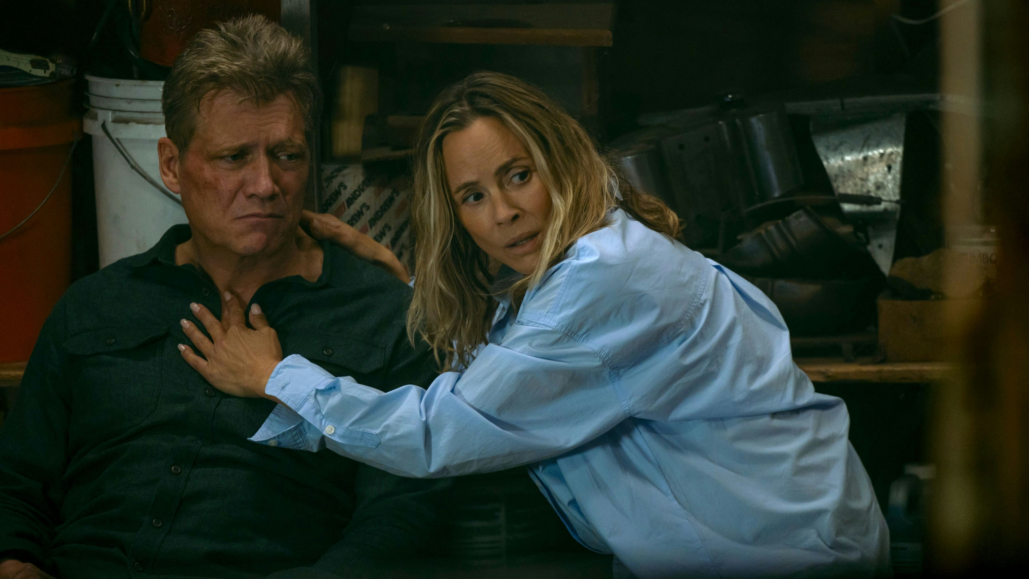 Harlan Buckley (Holt McCallany) und seine Frau Belle (Maria Bello) haben schon bessere Zeiten gesehen: "The Waterfront" auf Netflix