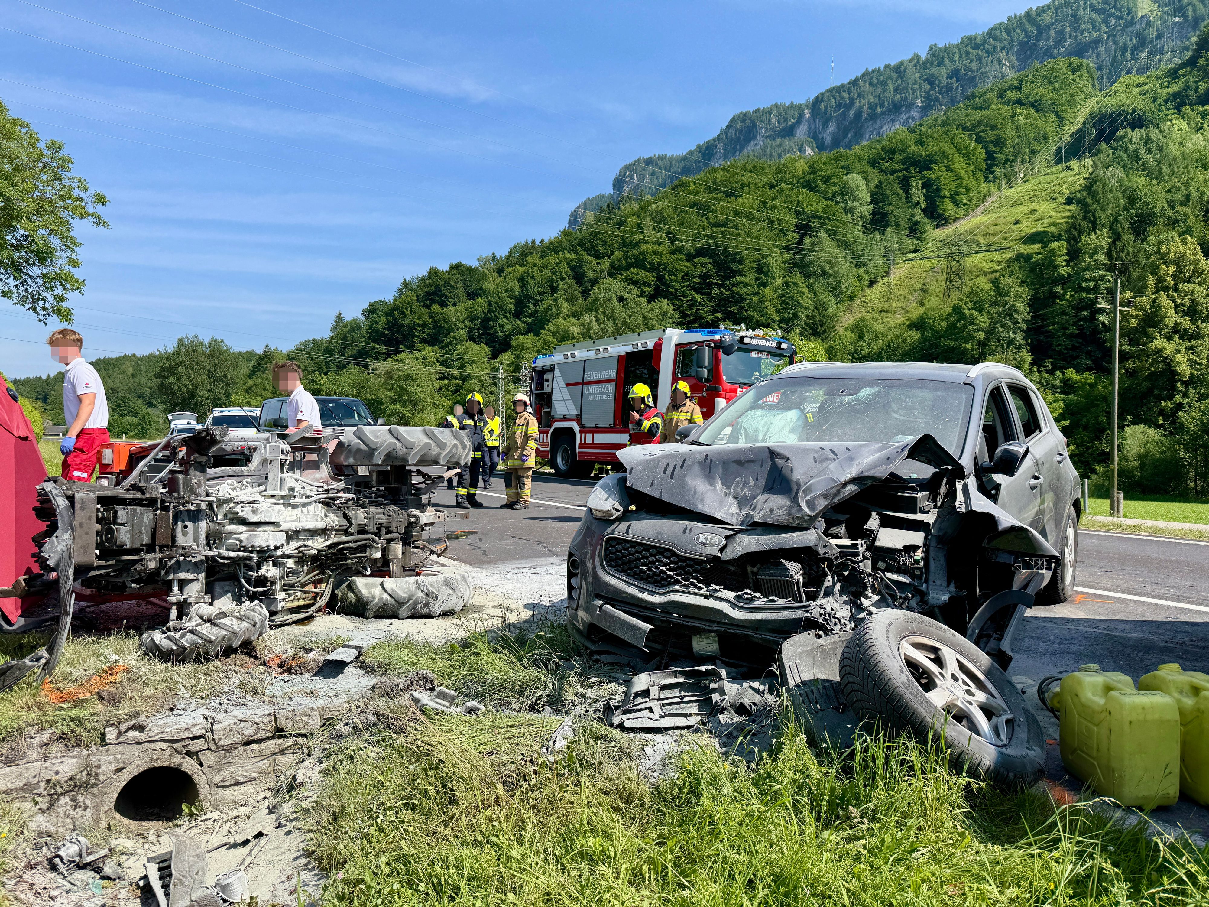 Die beiden Fahrzeuge wurden bei dem Crash in Unterach (Bez. Vöcklabruck) schwer beschädigt.
