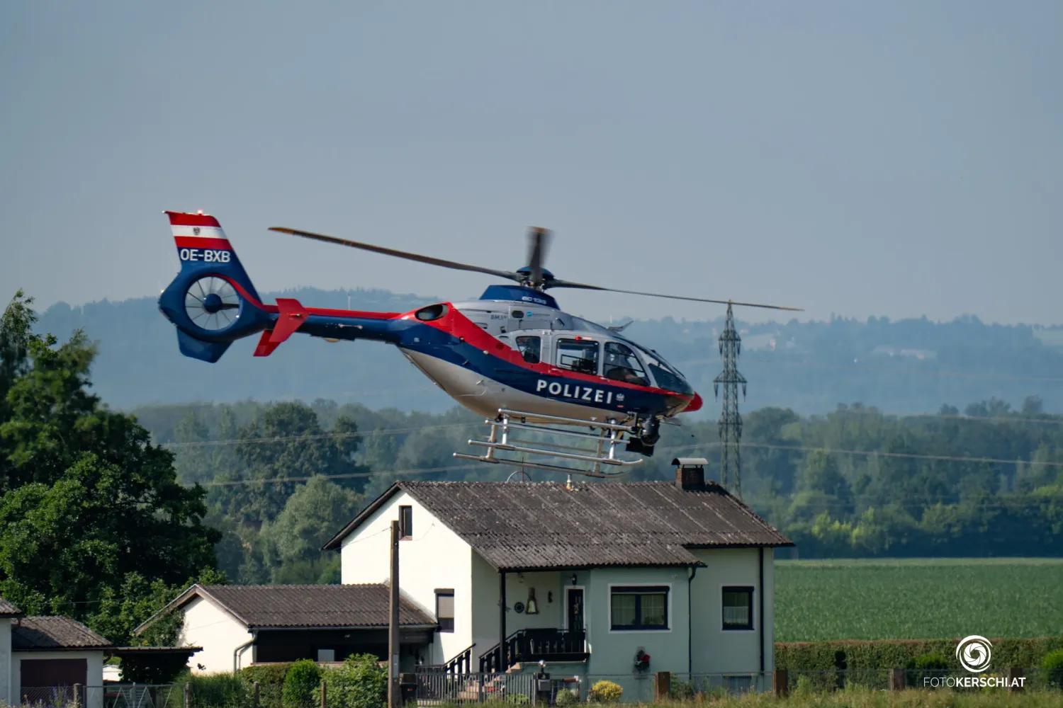 Minutenklang kreiste der Polizeihubschrauber über Feldkirchen (Bez. Urfahr-Umgebung).