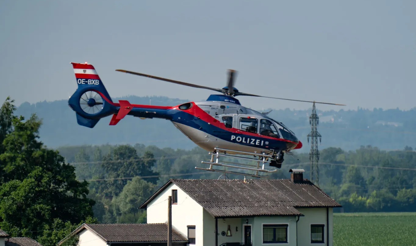 Heute.at - Waffe, oben ohne – Cobra-Einsatz bei Prozession