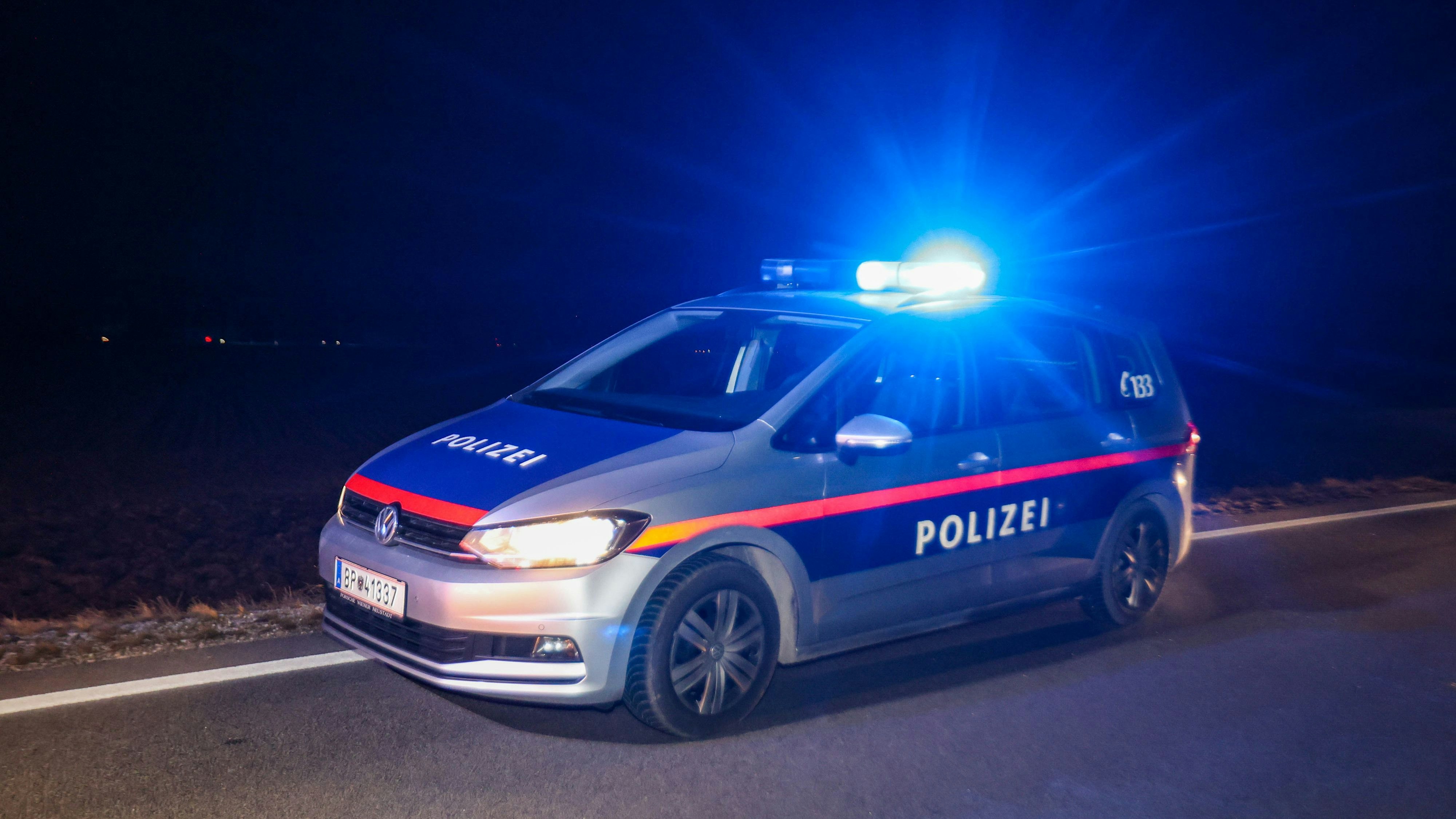 Download von www.picturedesk.com am 19.06.2025 (14:00).  02.01.2022, Sankt Peter am Hart, AUT, THEMENBILD, Symbolbild, UNFALL, Einsatzkräfte, im Bild Polizeiauto mit Blaulicht, Nacht, B148, Pressefoto Scharinger © 2022, PhotoCredit D. Scharinger - 20220103_PD0019 - Rechteinfo: Rights Managed (RM) Nur fÃ¼r redaktionelle Nutzung!
