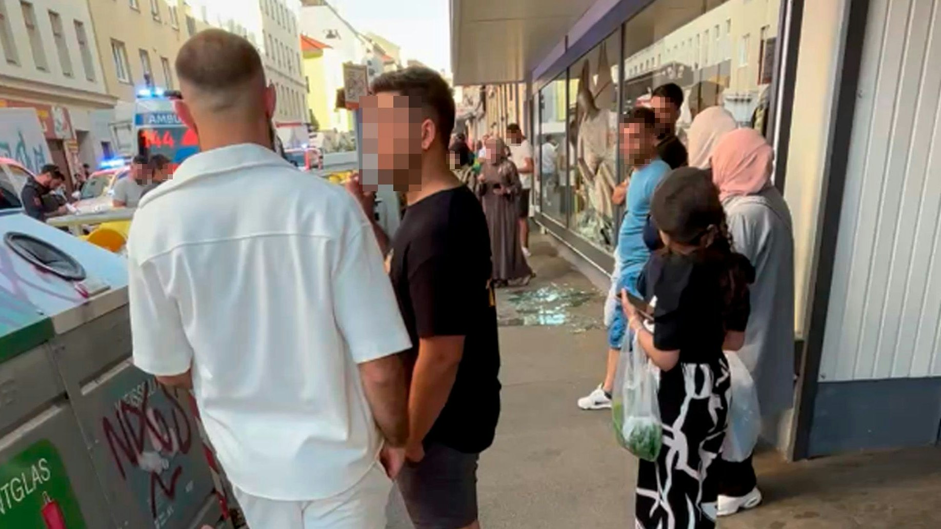 Messerstecherei in Wien – Mann fliegt durch Auslage