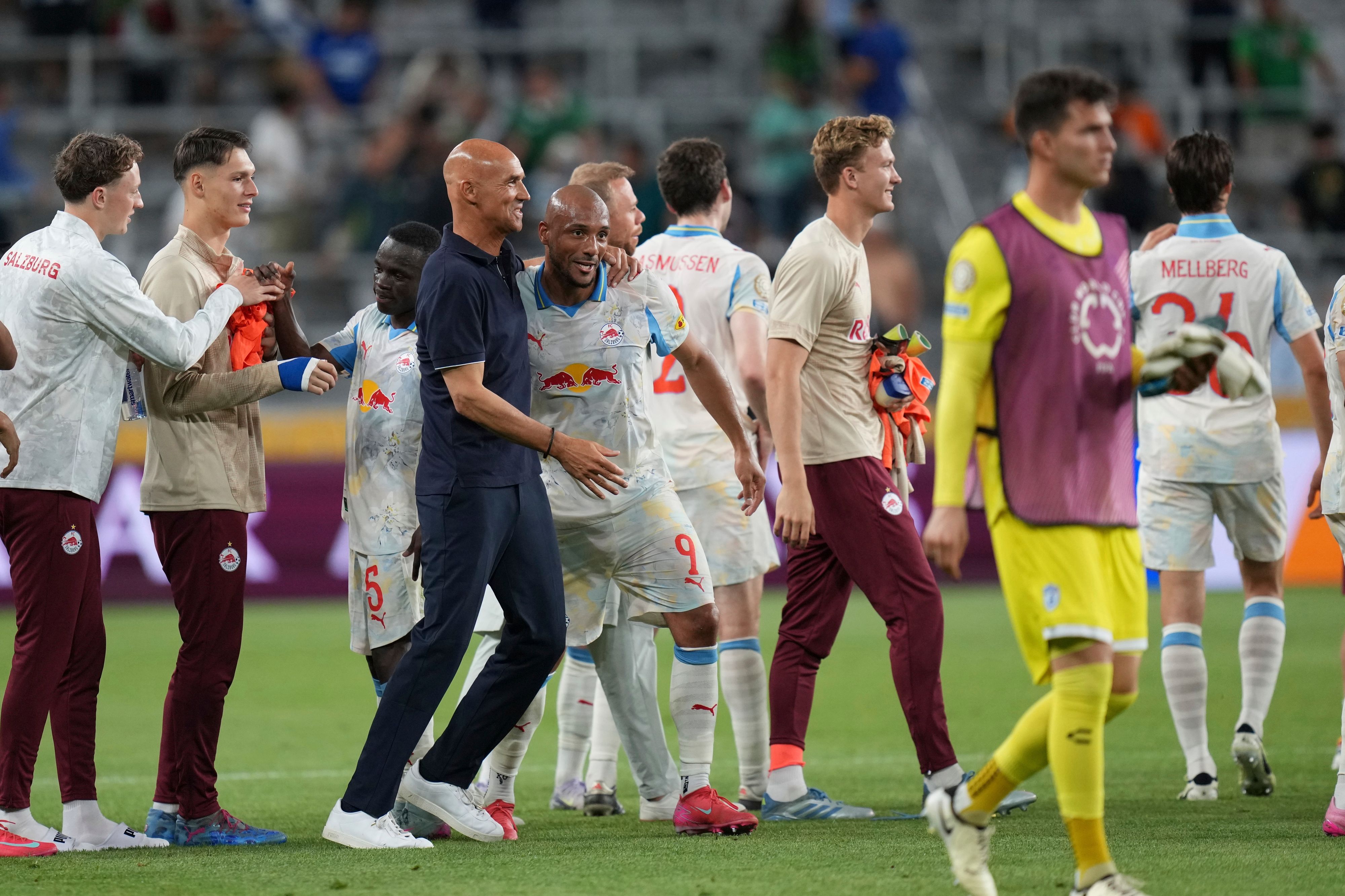 Thomas Letsch und Karim Onisiwo bejubeln den Auftaktsieg.