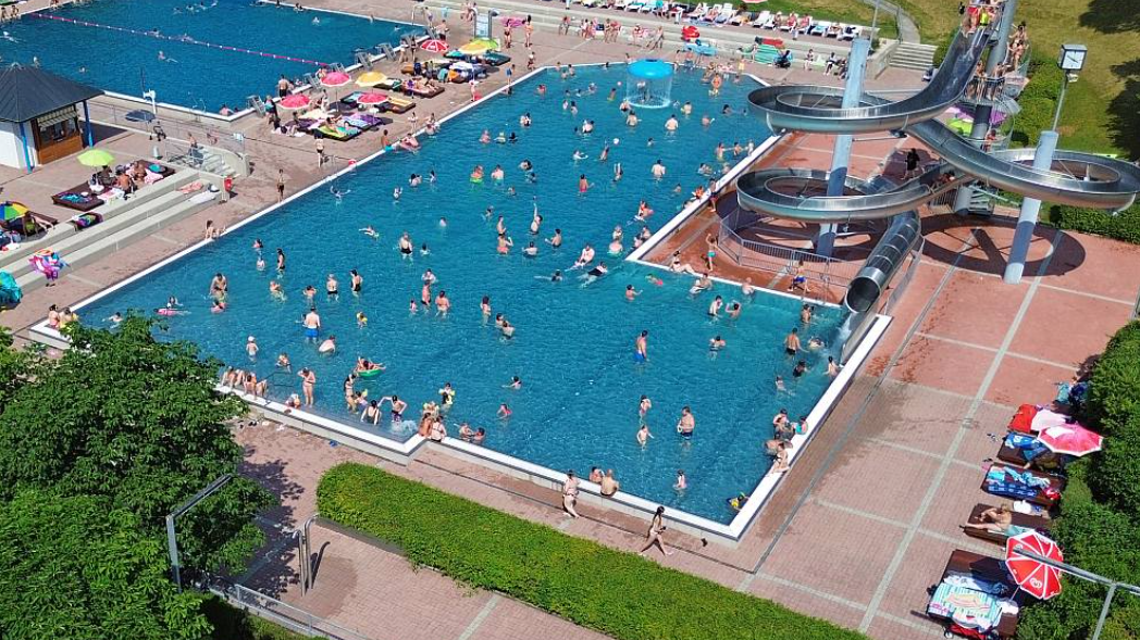Heute.at - Frau treibt leblos im Wasser, Helfer können nichts tun