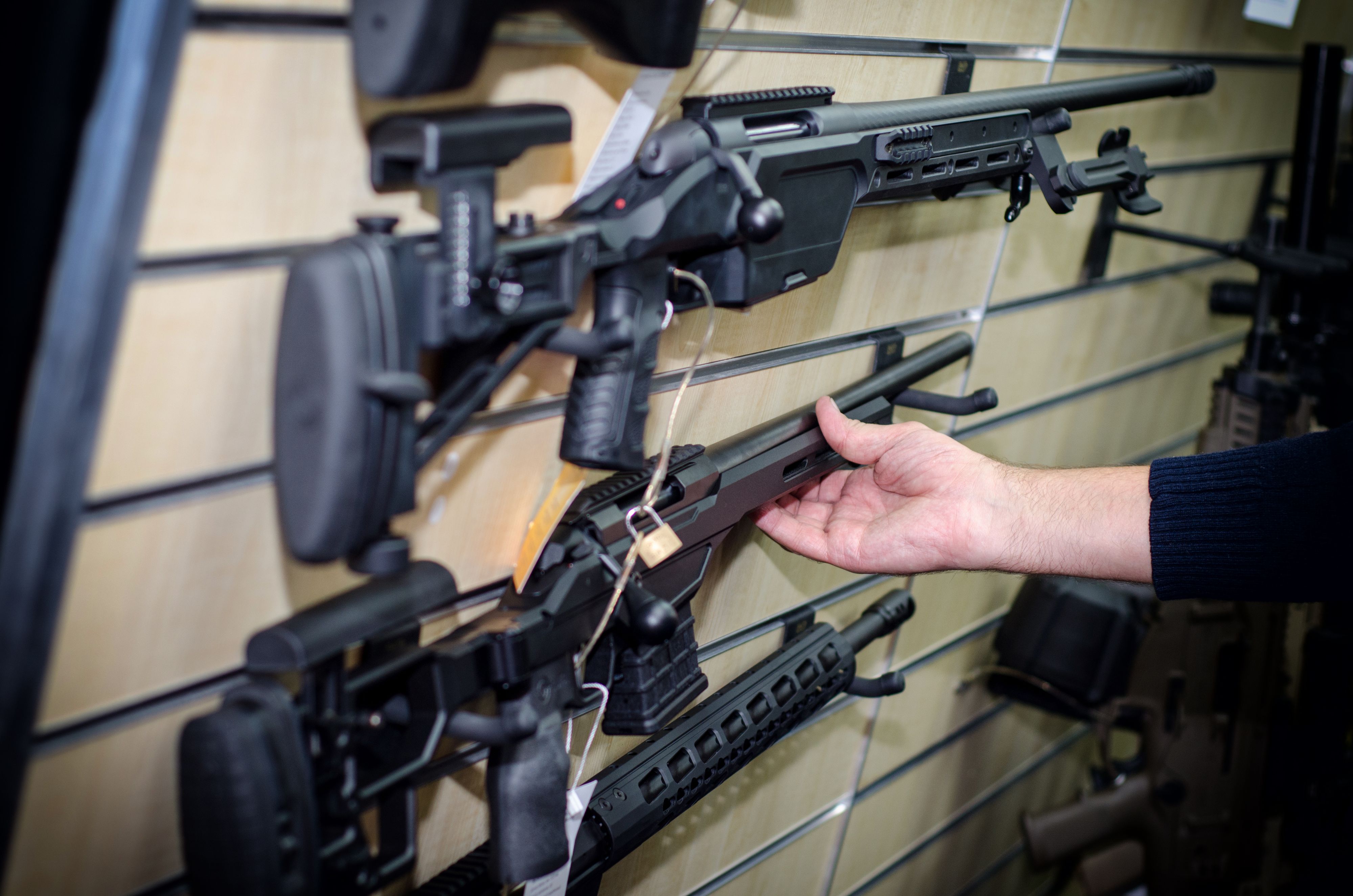 Gewehre und Flinten im Waffenhandel: Die Nachfrage nach Schusswaffen ist zuletzt deutlich gestiegen.