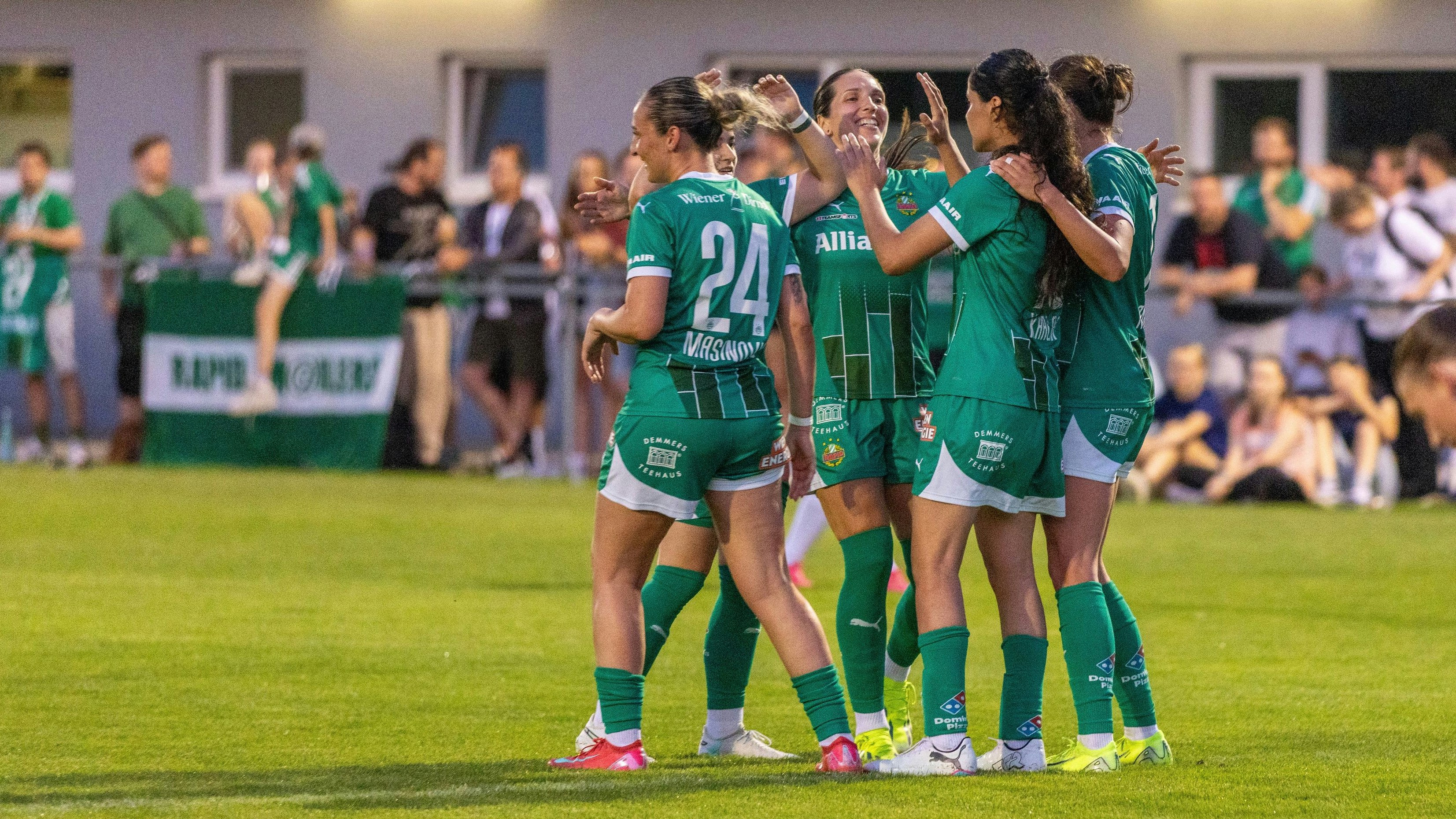 Heute.at - Aufstieg! Rapid-Frauen krönen ihre Premieren-Saison