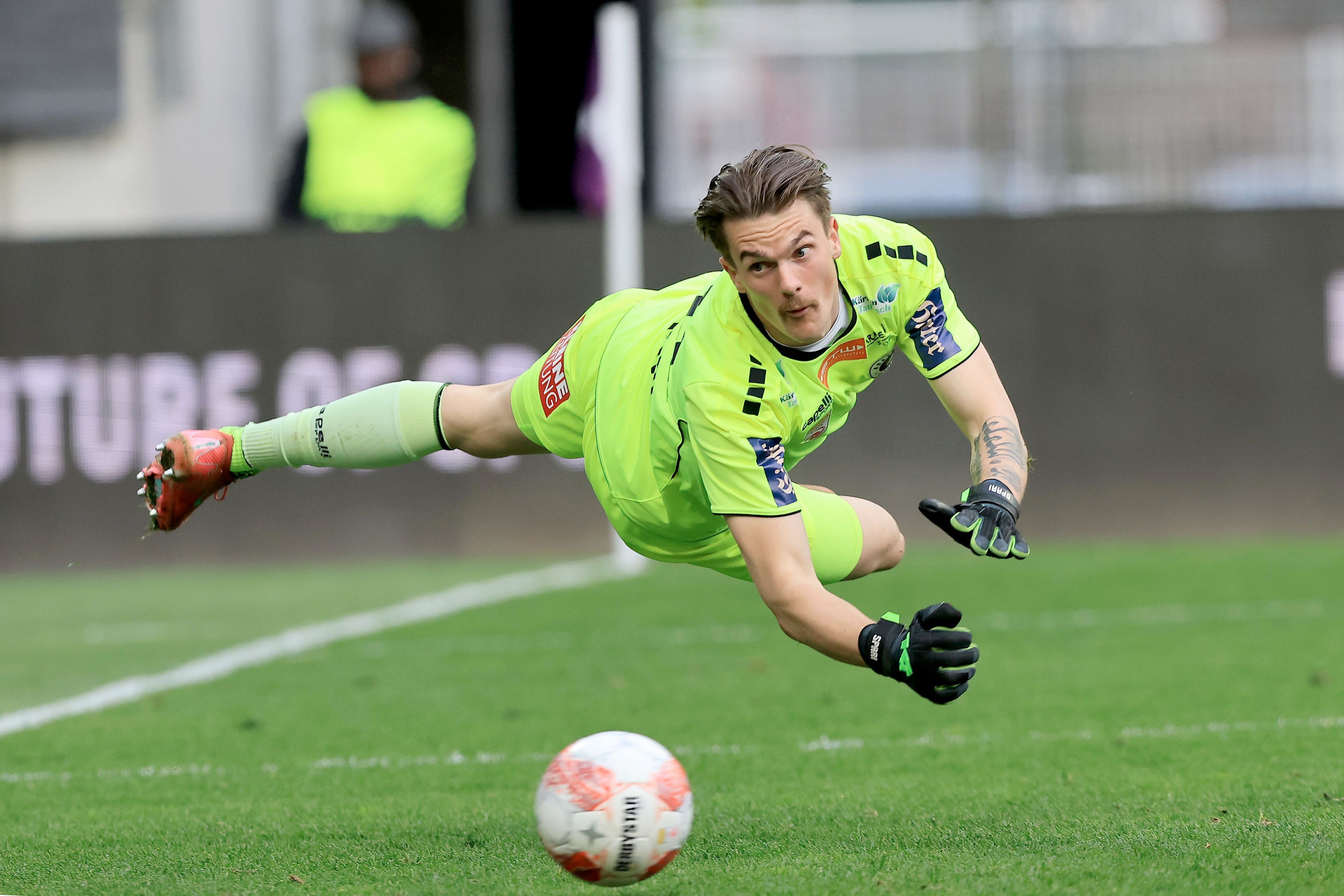 Simon Spari hechtet von Klagenfurt nach Hamburg.