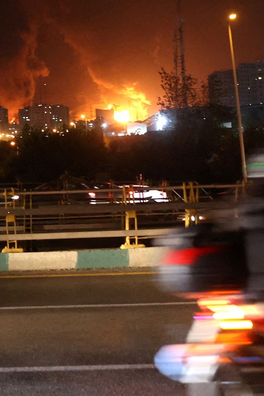Feuerball nach einem israelischen Angriff auf das Sharan-Öldepot in Teheran, Iran.