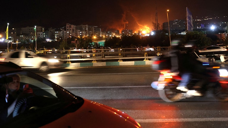 Der Angriff Israels auf die Atomanlagen des Iran schüttelte die Welt durch. Die Märkte allerdings reagierten erstaunlich gelassen, sogar der Ölpreis überwand den ersten Schock. Expertin Monika Rosen nennt die Gründe. Und erklärt, warum das nicht so bleiben muss.