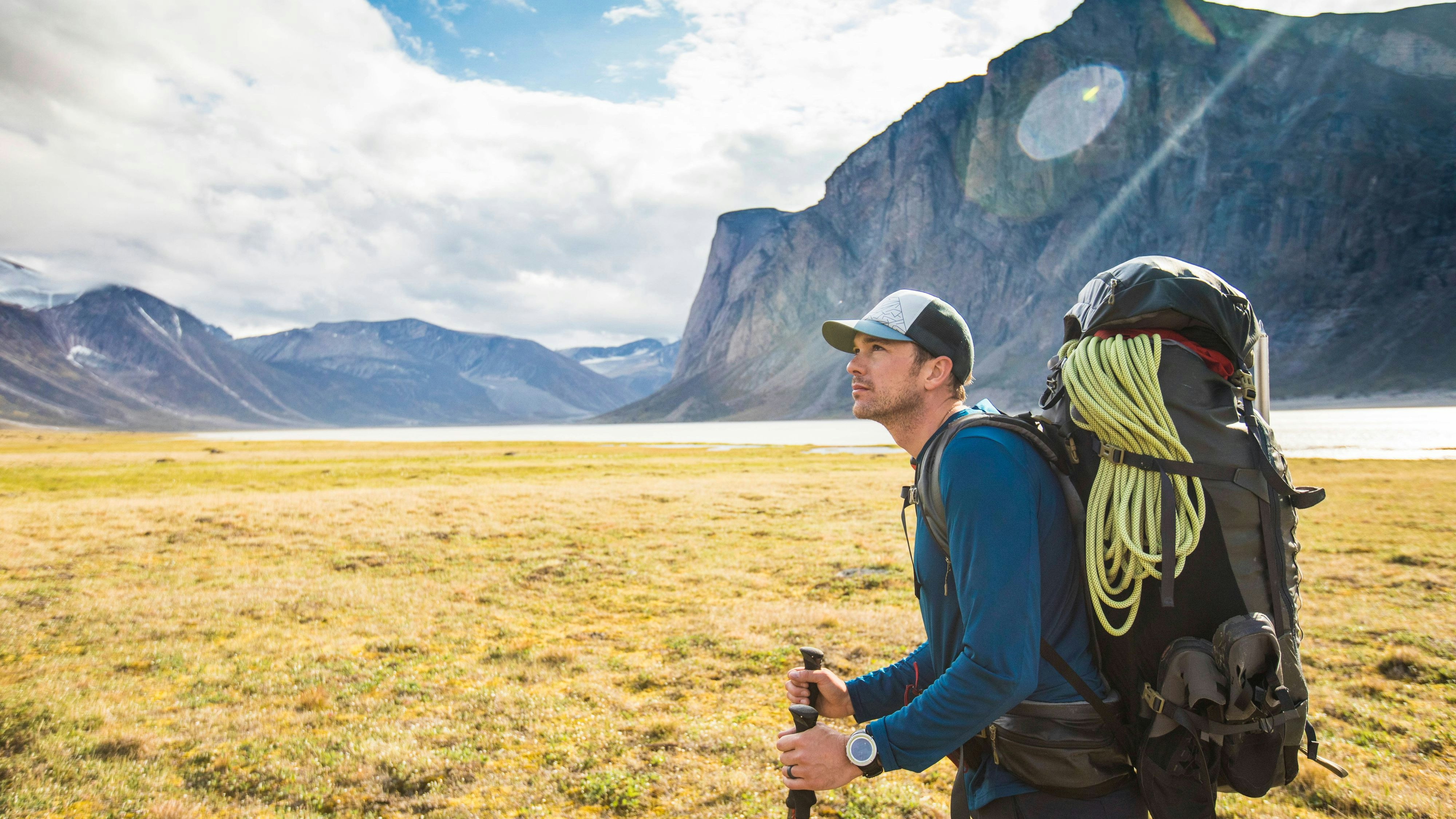 Eine Wanderung kann eine körperlich anstrengende Aktivität sein: Matschiger Untergrund oder schweres Gepäck (Bild) tragen unter anderem dazu bei.