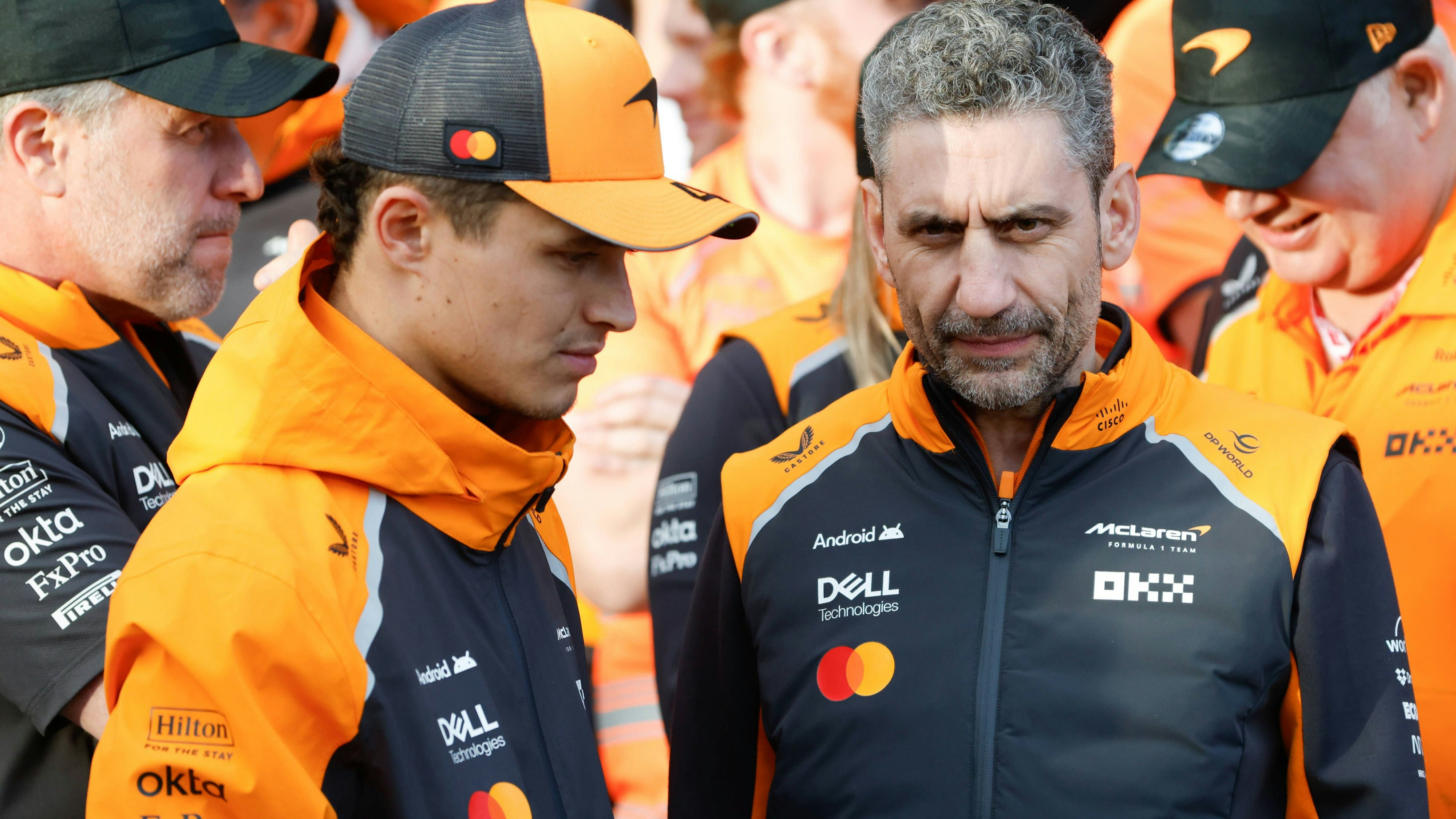 McLaren-Teamchef Andrea Stella und Pilot Lando Norris. 