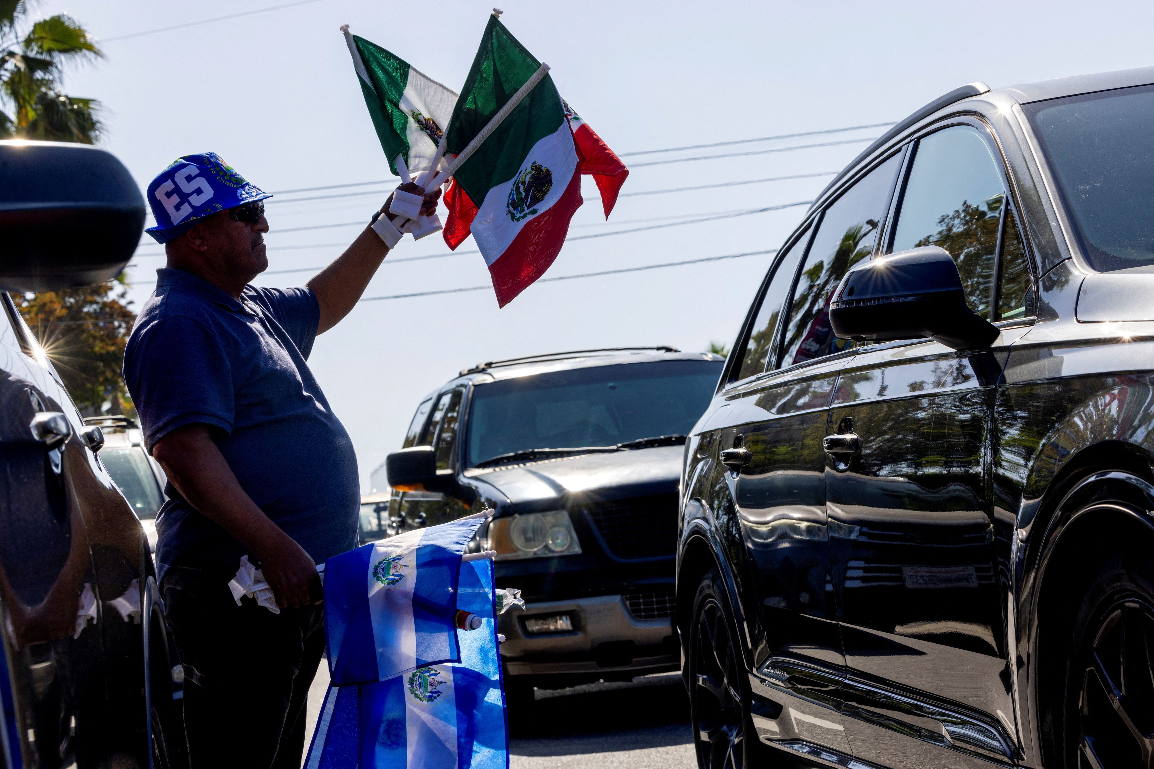 Los Angeles: Eine kleine Gruppe von Demonstranten versammelt sich an einem der Eingänge des Dodgers-Stadions, wo Bundesbeamten der Einwanderungsbehörde der Zutritt verwehrt wurde.
