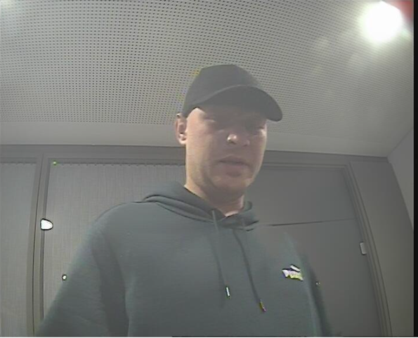 Der Täter trägt eine schwarze Kappe und einen schwarzen Puma-Hoodie