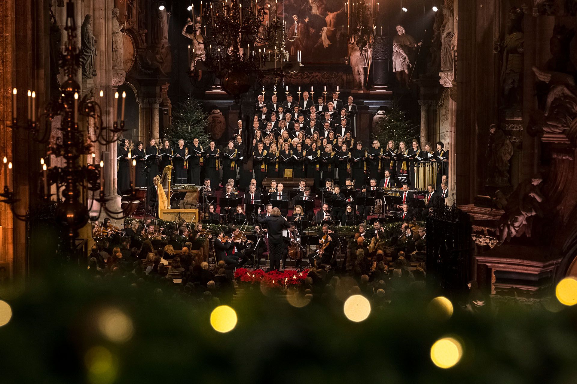 Festlicher Klangzauber: Die Wiener Symphoniker mit großem Chor in einer prachtvoll geschmückten Kirche – Musikgenuss in einzigartigem Ambiente.