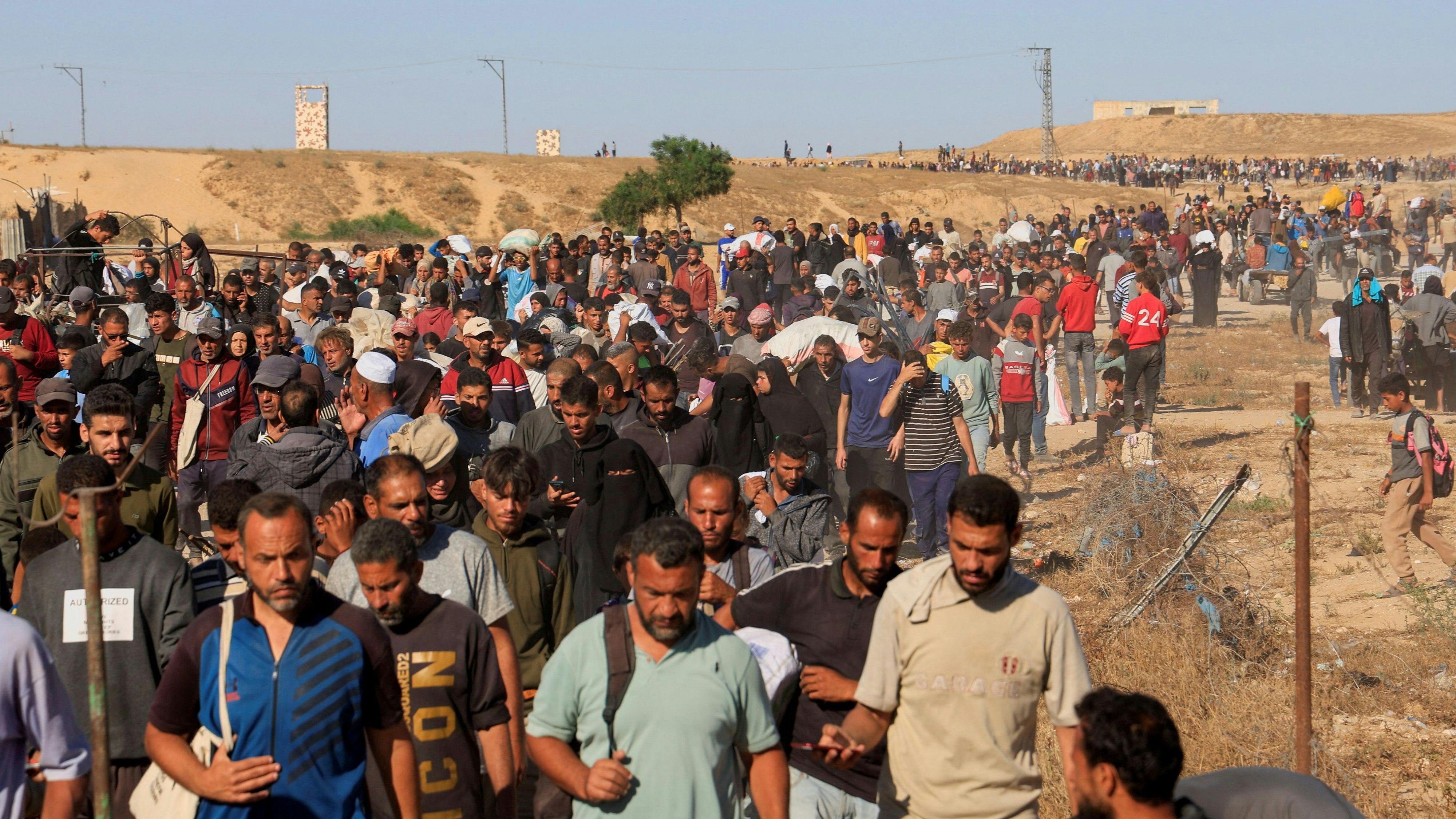 Palästinenser am Weg zur Hilfsstation in Khan Younis