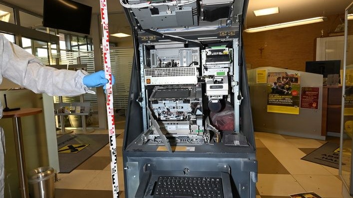 Heute.at - Erneut Bankomatsprengung – Täter flüchten auf Rollern