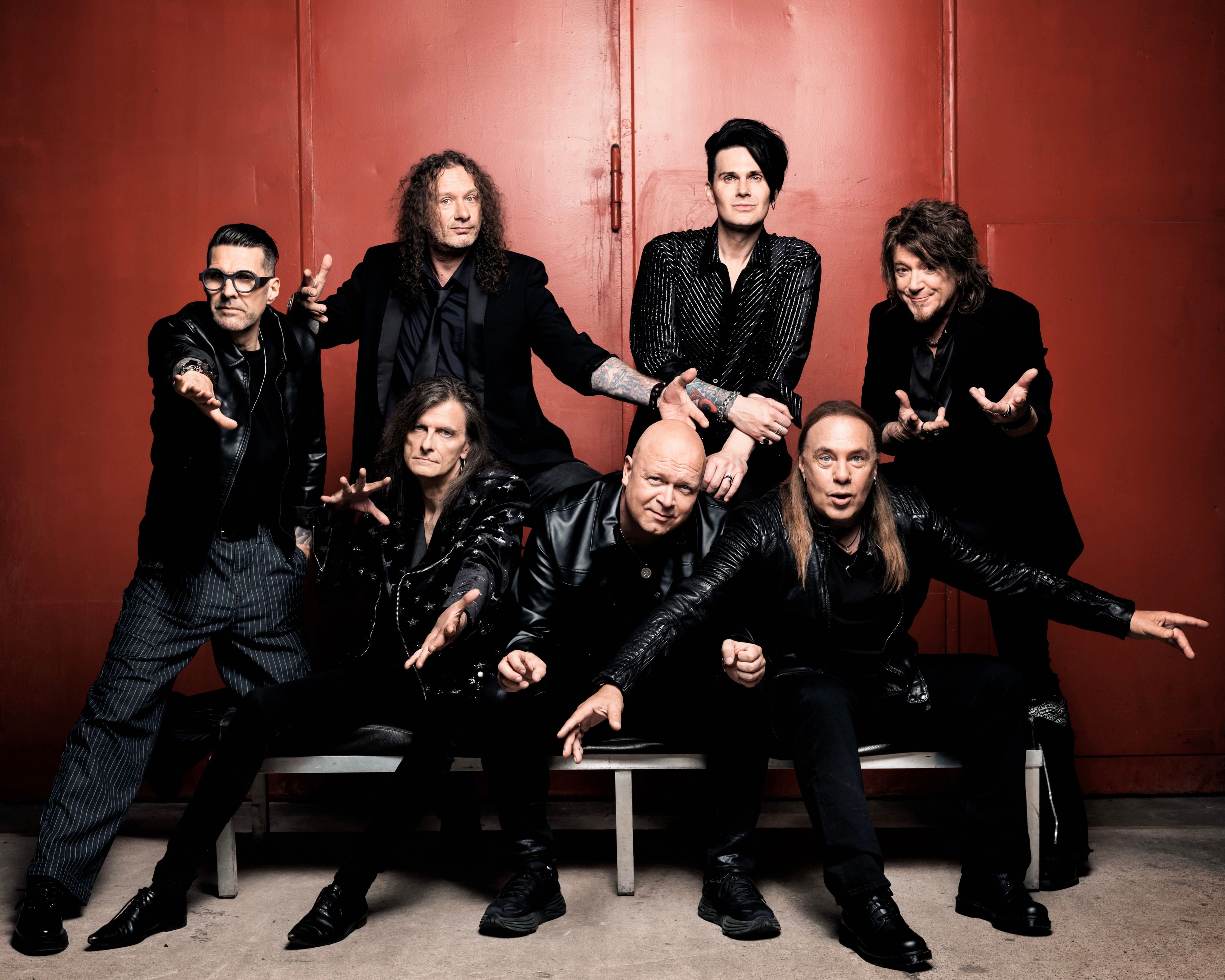 <strong>Helloween</strong> sind: Daniel Löble (Schlagzeug), Michael Weikath (Gitarre), Markus Grosskopf (Bass), Michael Kiske (Gesang), Sascha Gerstner (Gitarre), Andi Deris (Gesang), Kai Hansen (Gitarre, Gesang)