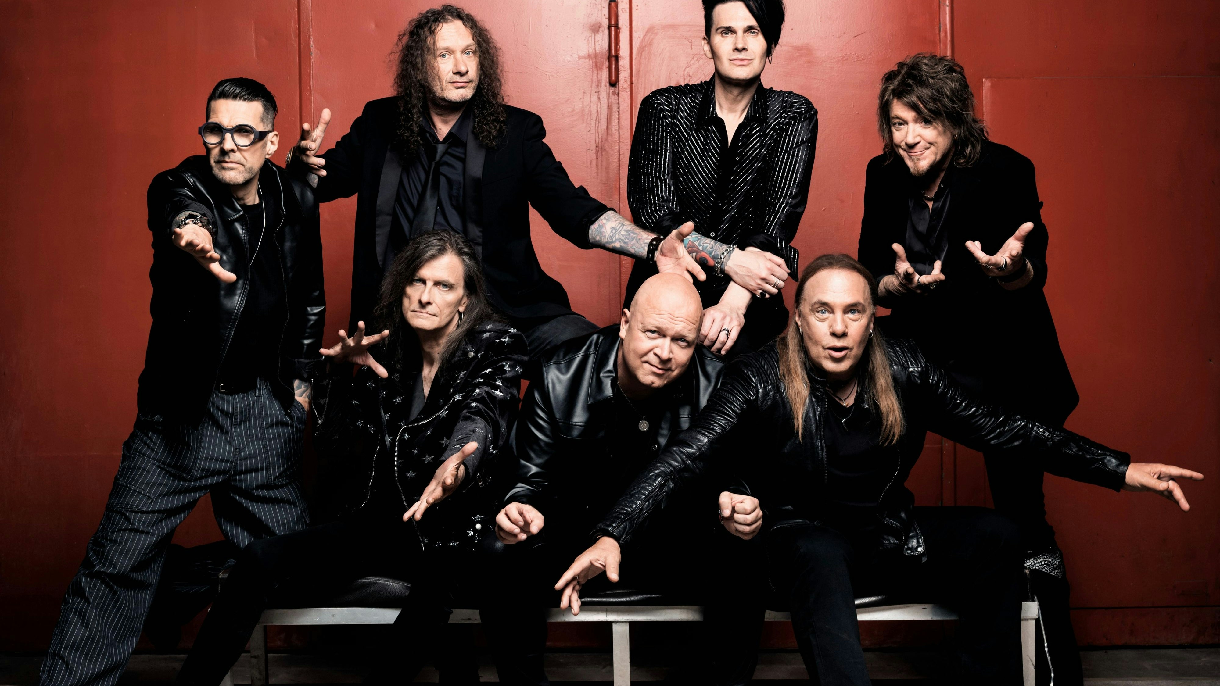 Helloween sind: Daniel Löble (Schlagzeug), Michael Weikath (Gitarre), Markus Grosskopf (Bass), Michael Kiske (Gesang), Sascha Gerstner (Gitarre), Andi Deris (Gesang), Kai Hansen (Gitarre, Gesang)