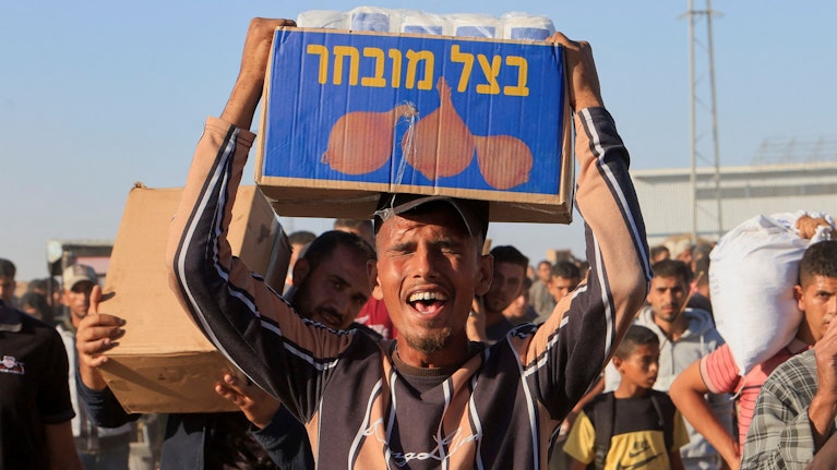 Die von Israel eingesetzte Gaza Humanitarian Foundation soll die Bevölkerung im Kriegsgebiet mit Hilfsgütern versorgen. Aber an den Ausgabestellen gibt es fast täglich Tote, es herrscht Chaos, die Finanzierung ist dubios. Das Machtspiel mit der Not.