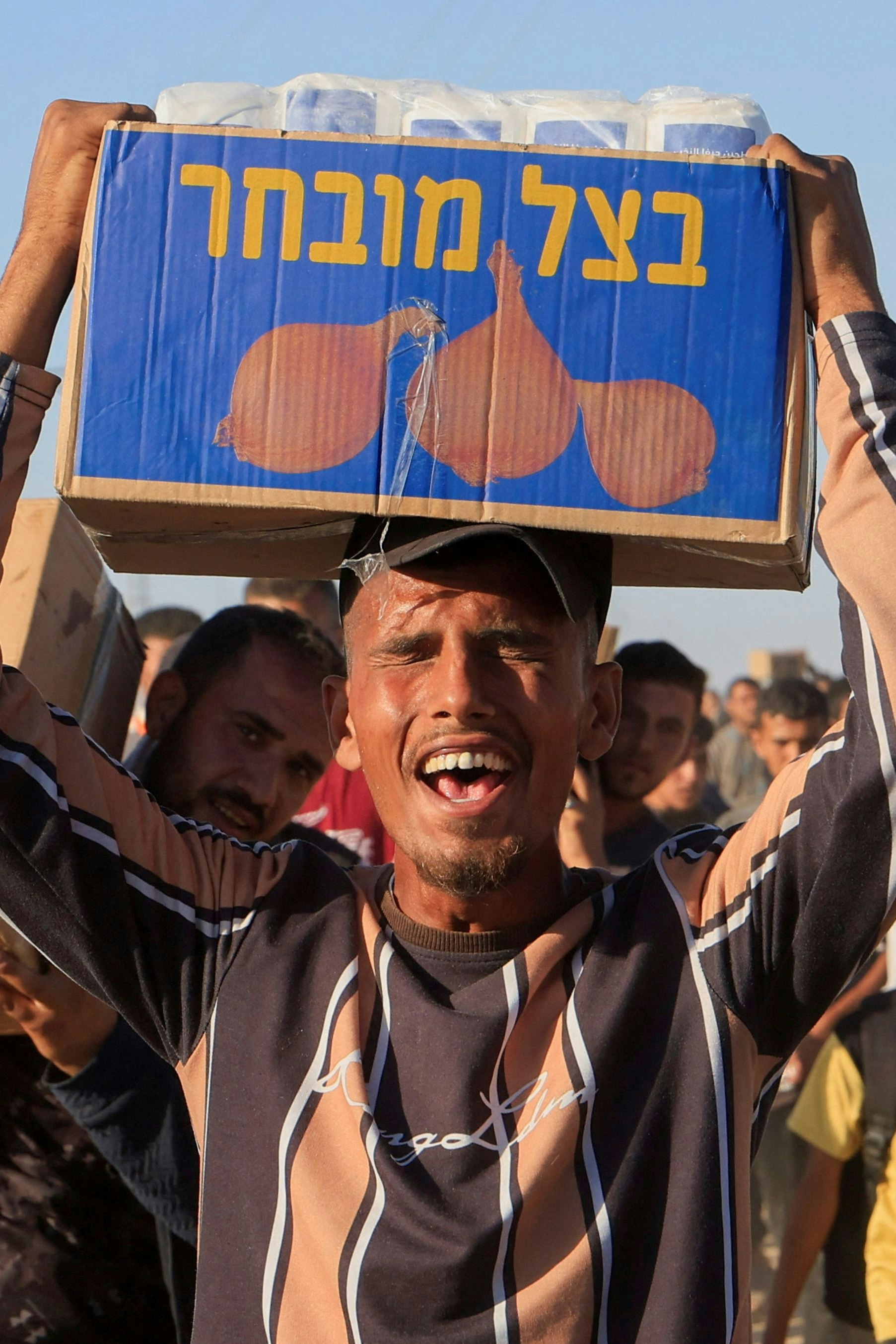 Ein Palästinenser trägt eine Kiste mit Hilfsgütern der Gaza Humanitarian Foundation in Khan Yunis im südlichen Gazastreifen