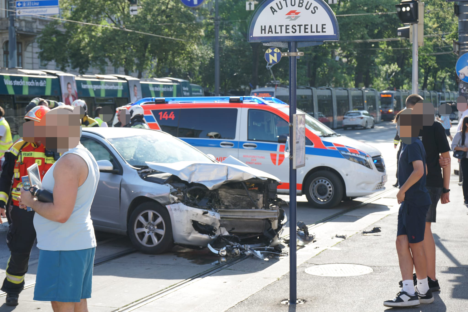 Am Freitag krachten eine Bim und zwei Autos vor der Staatsoper zusammen