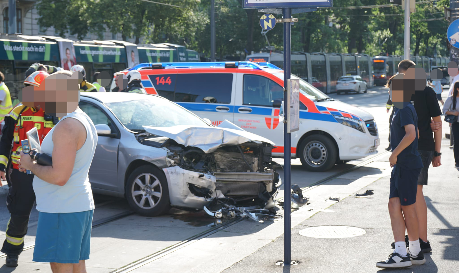 Heute.at - Mehrere Verletzte bei Crash mit Bim am Wiener Opernring
