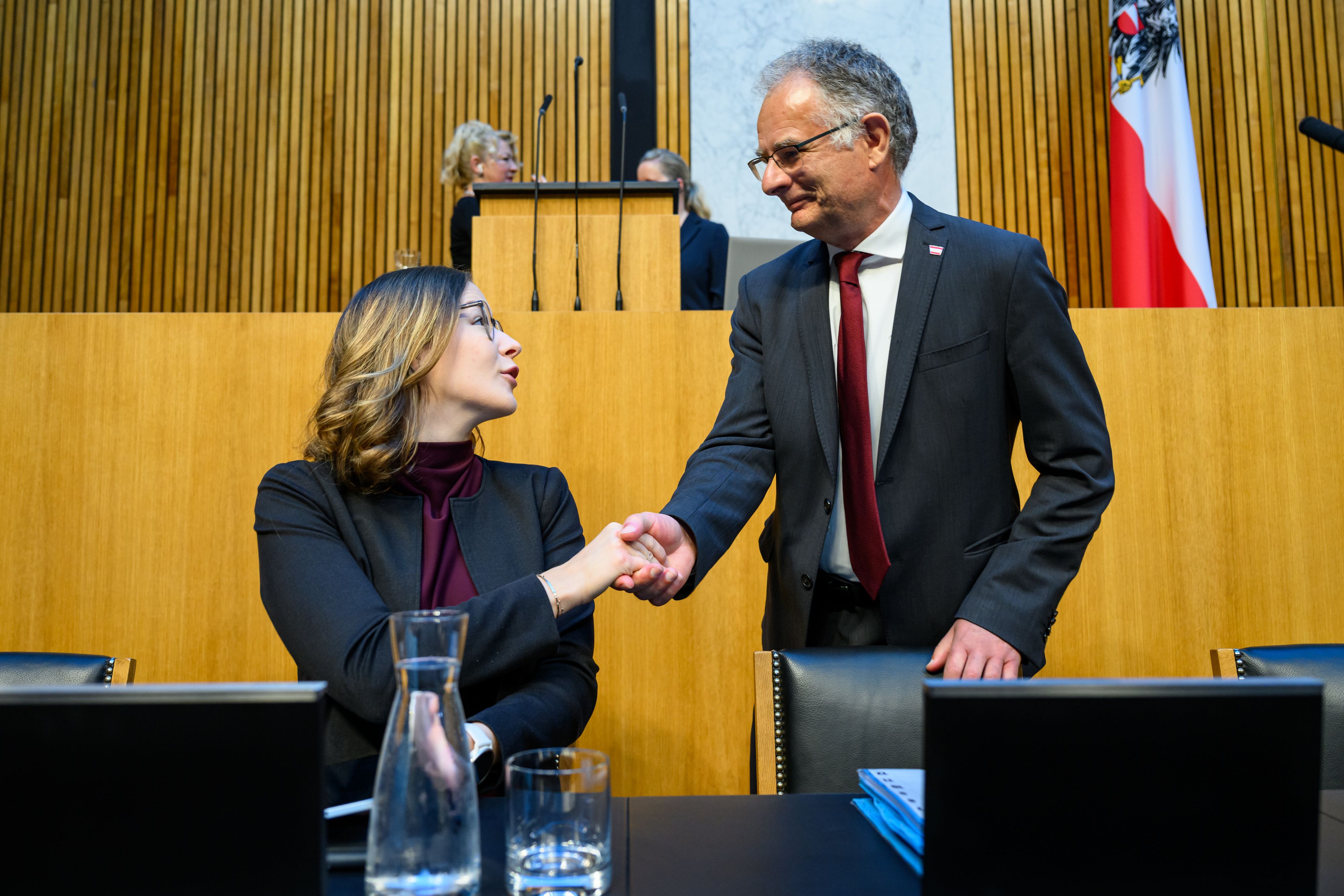 Claudia, Du kannst Deine Hand vertrauensvoll in meine legen, ich bin der Finanzminister