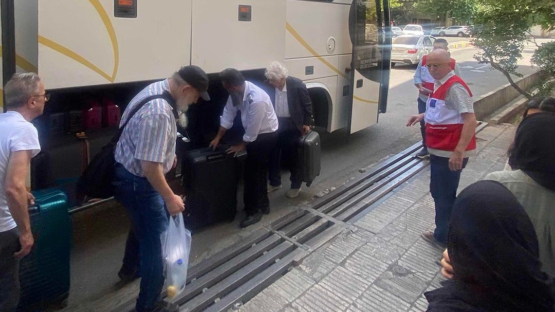 Heute.at - Österreicher werden mit Reisebus aus Iran gerettet