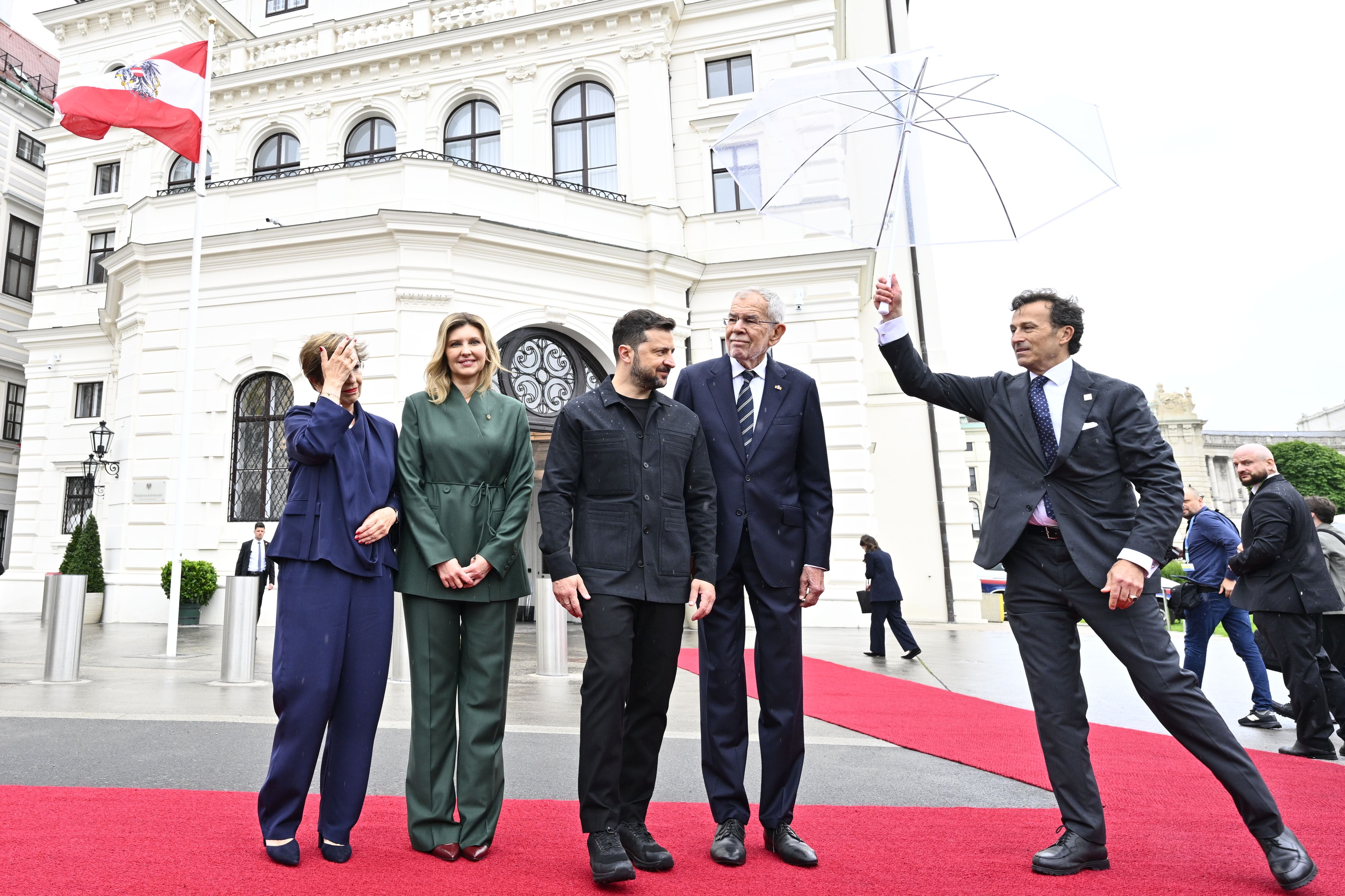 Ah deswegen heißt es Schirmherr und nicht Schirmfrau":" Ukraine-Präsident Selenskyj mit Bundespräsident Van der Bellen, dessen Ehefrau Doris Schmidauer und Olena Selenska