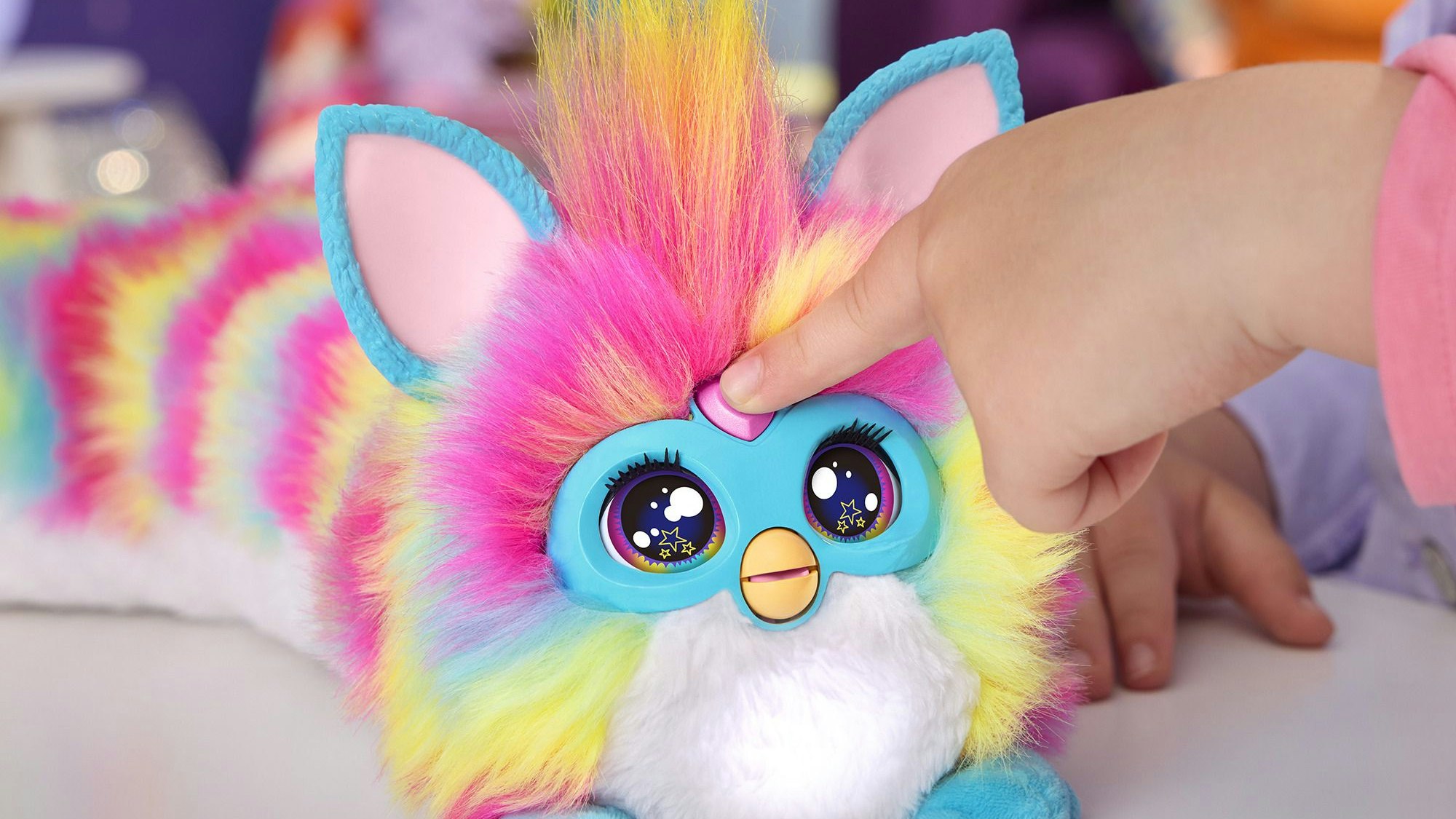 Das leuchtende Herzjuwel aktiviert DJ Furby und führt durch die unterschiedlichen Modi.