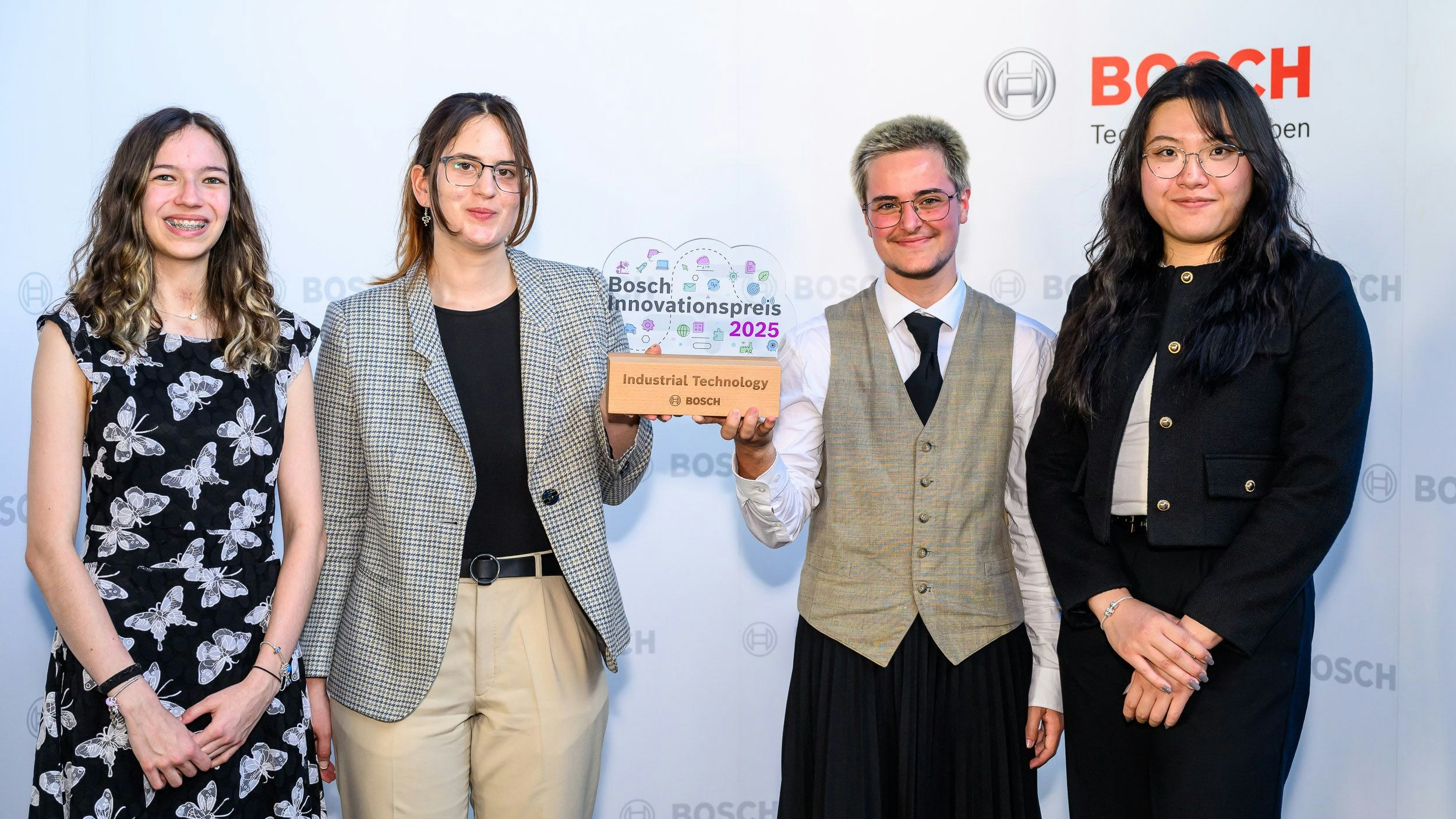 Für das TGM Wien holten Melissa Sühs, Helena Srnic, Felix Rechberger und Yao Yao Chen mit dem Projekt "Liquid Layer X – 3D Druck via Spritzenextruder" den Bosch Innovationspreis 2025 in der Kategorie "Industrial Technology".