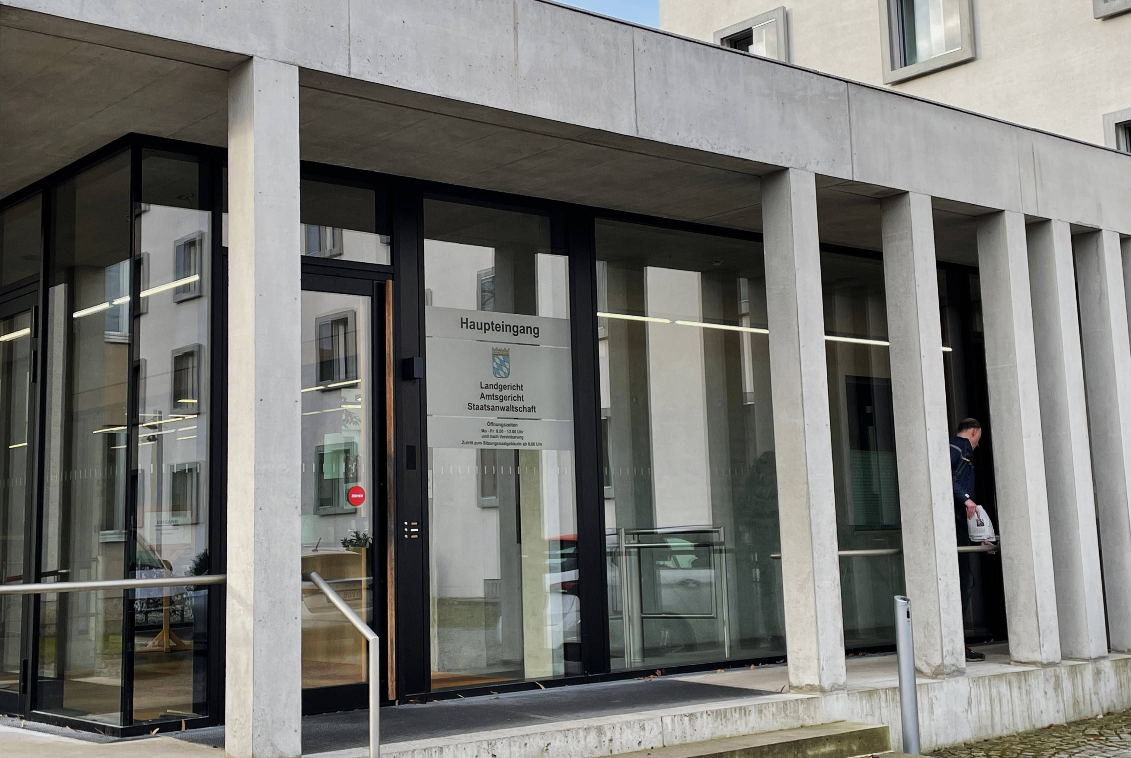 Das Landgericht Traunstein erklärte, dass die Aussage des Hauptbelastungszeugen nicht glaubwürdig sei.