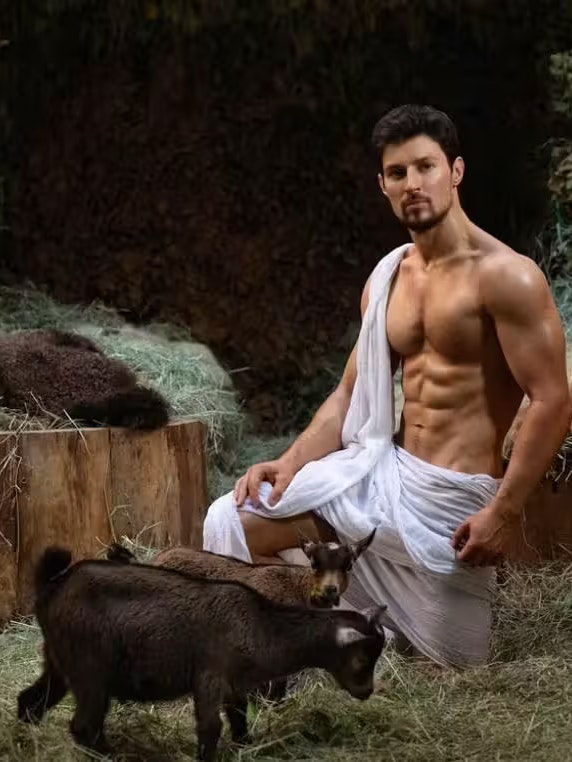 In sozialen Medien zeigt er sich exzentrisch – etwa halbnackt mit Ziegen zu Ostern, eine Anspielung auf Putins berühmte Oben-ohne-Fotos.