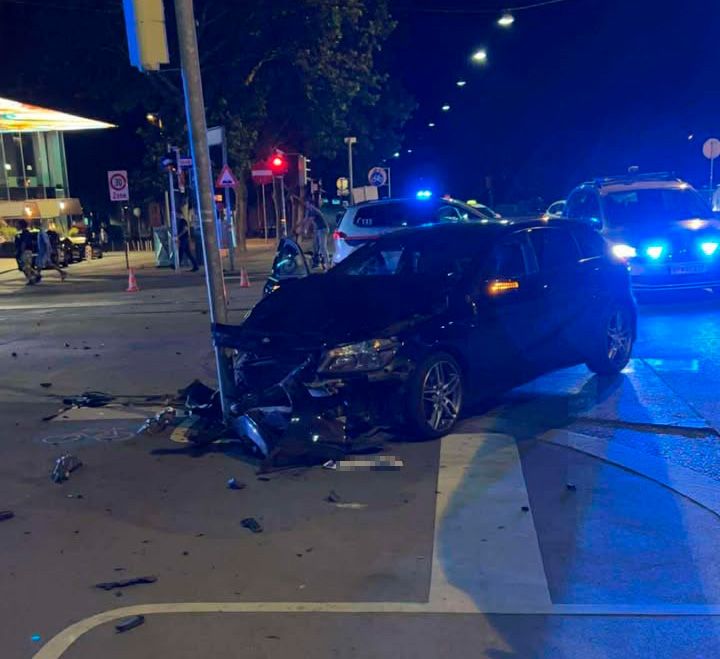 Schwerer Crash am Donaukanal: Lenker im Spital.
