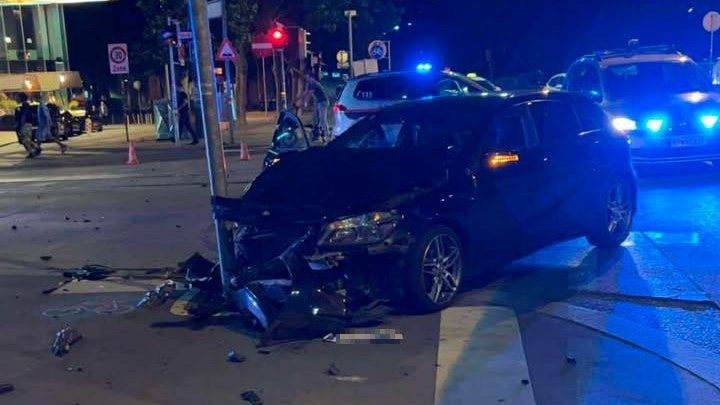 Schwerer Unfall! Wiener crasht Mercedes am Donaukanal