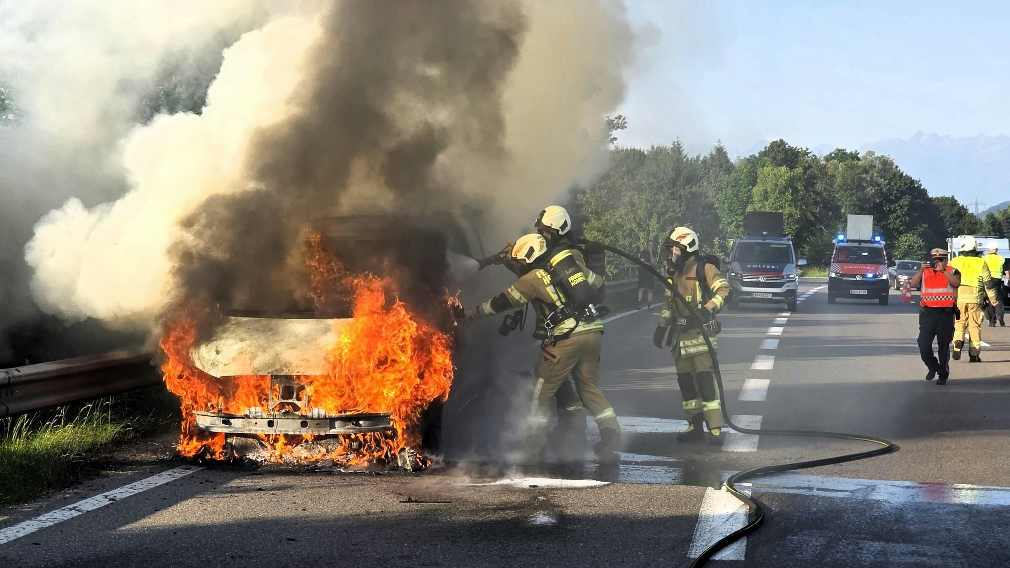 Heute.at - Mercedes geht auf A14 plötzlich in Flammen auf