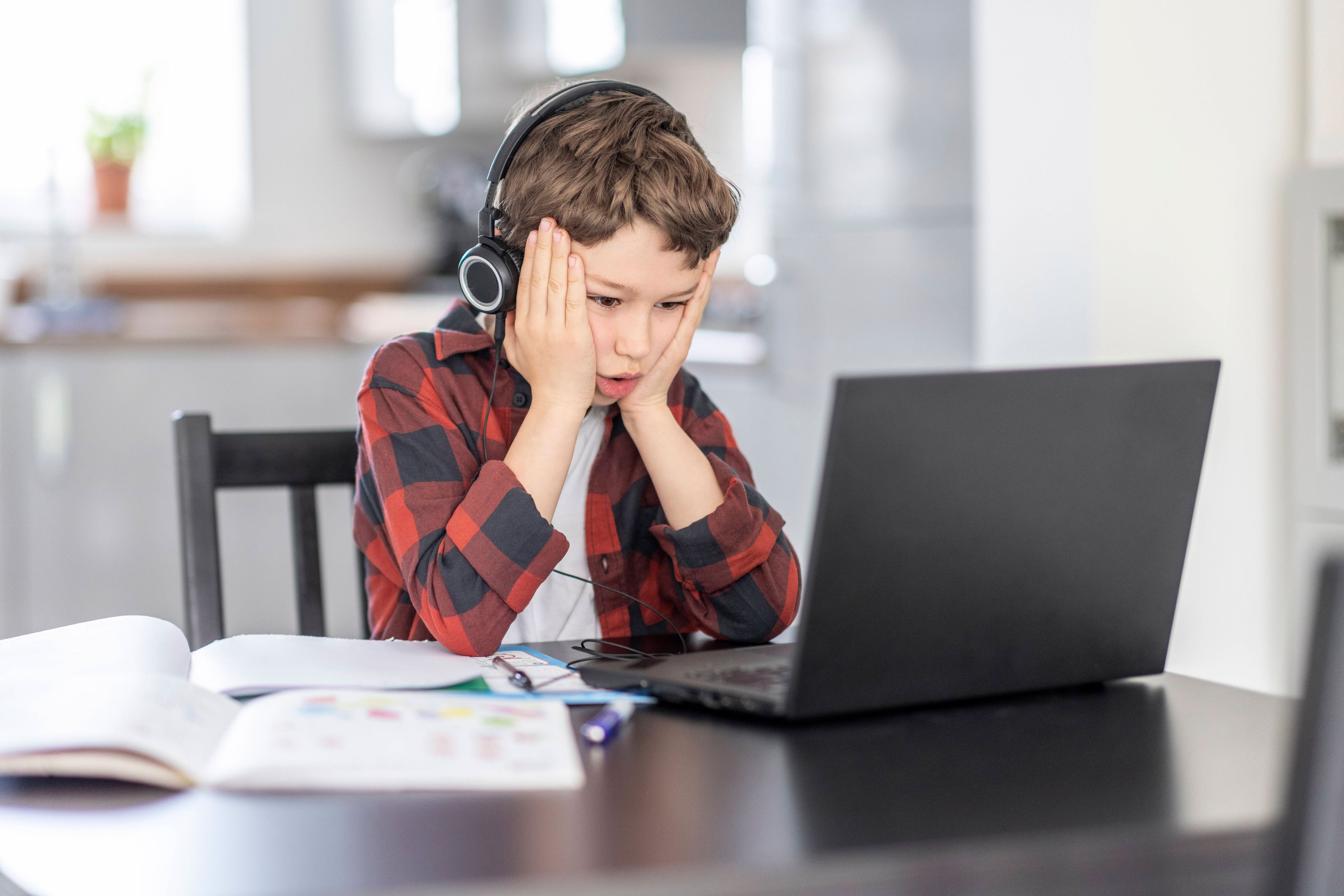 Eine MIT-Studie zeigt, dass Schüler, die mit ChatGPT schreiben, sich später kaum an ihre Texte erinnern.